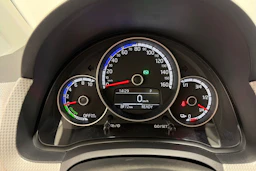 valkoinen Volkswagen up! 2021 kuva 18.