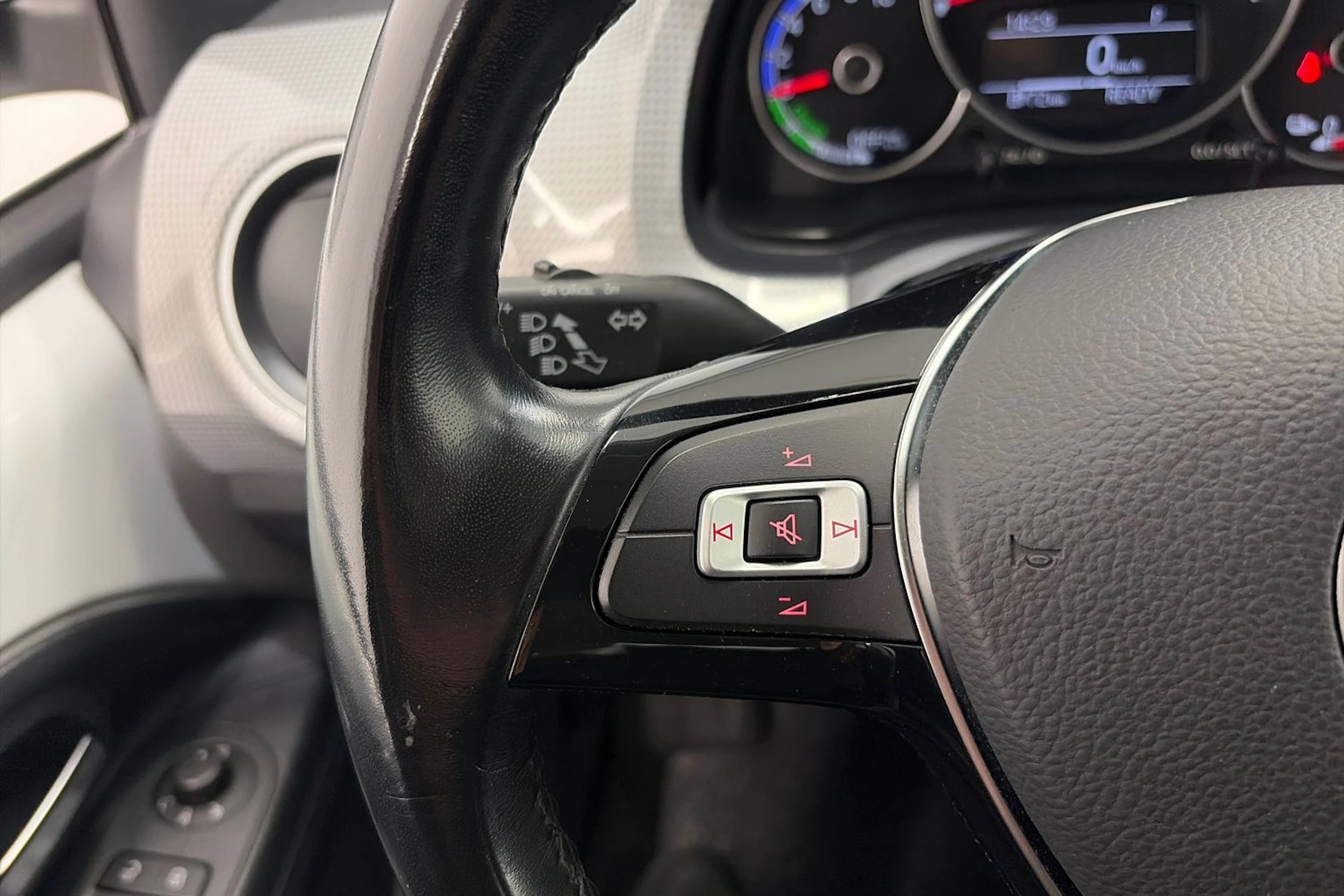 valkoinen Volkswagen up! 2021 kuva 19.