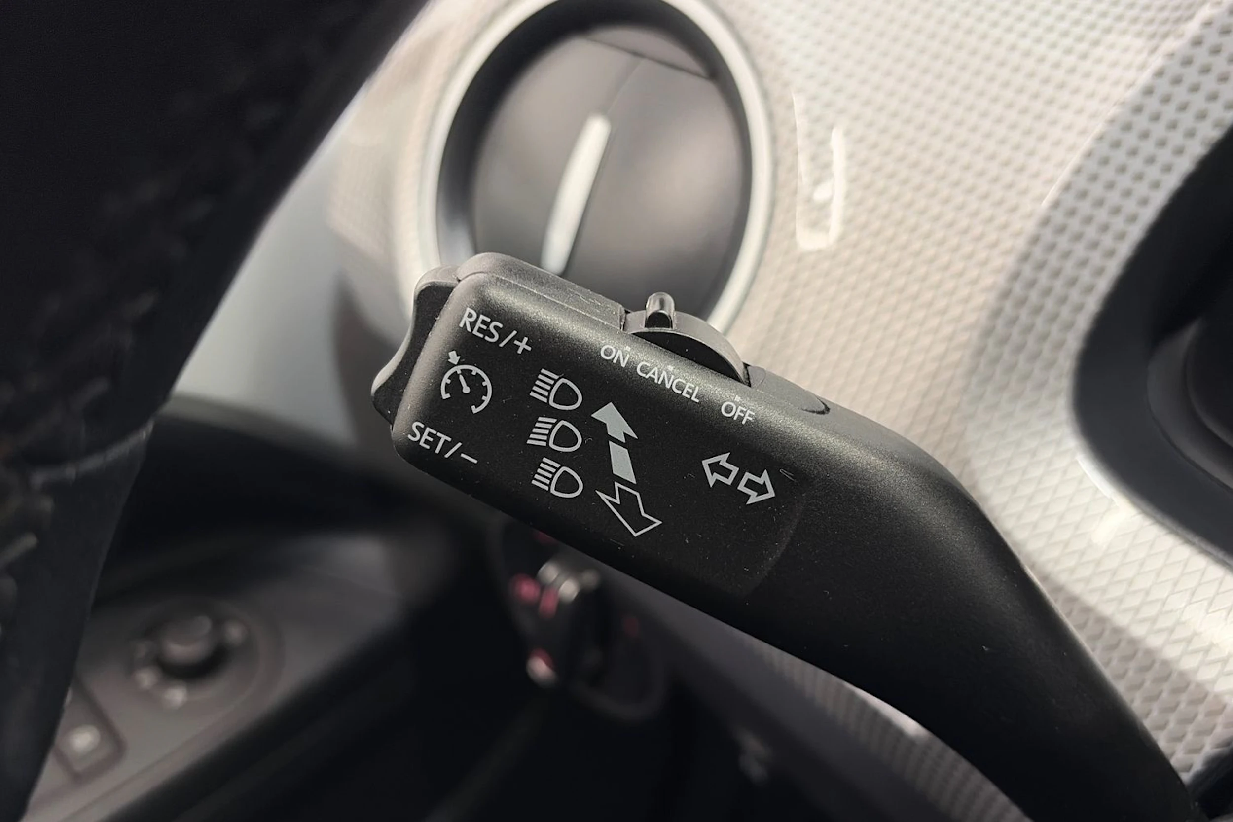 valkoinen Volkswagen up! 2021 kuva 21.