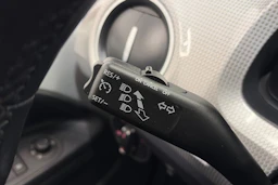 valkoinen Volkswagen up! 2021 kuva 21.