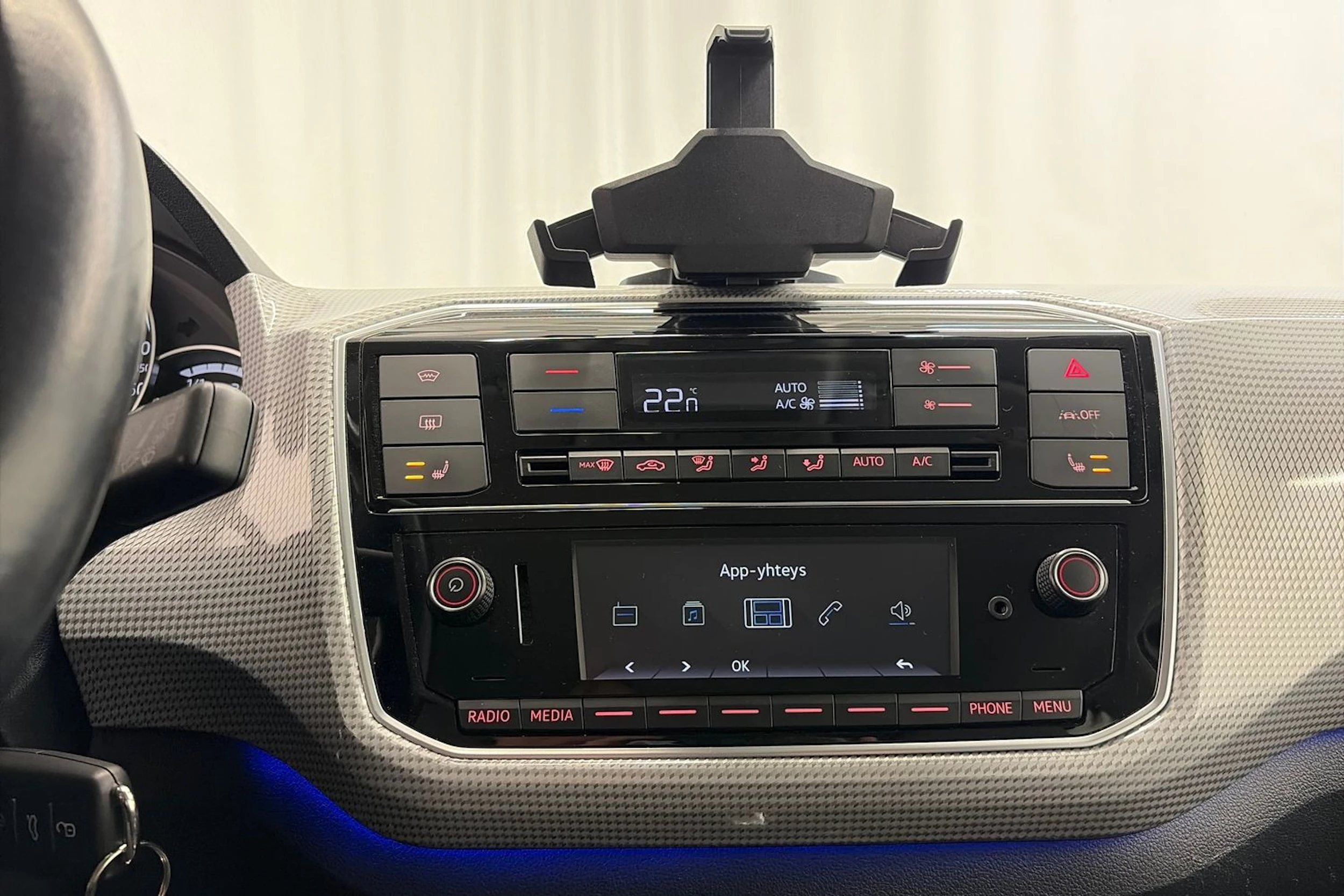 valkoinen Volkswagen up! 2021 kuva 22.
