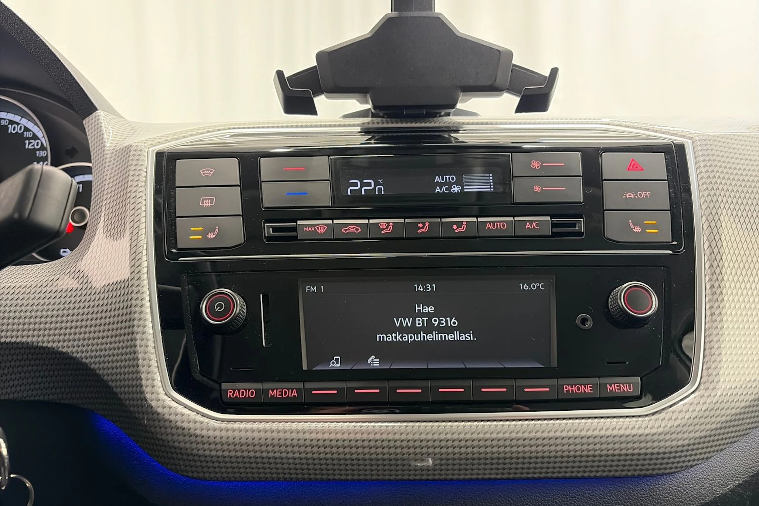 valkoinen Volkswagen up! 2021 kuva 24.