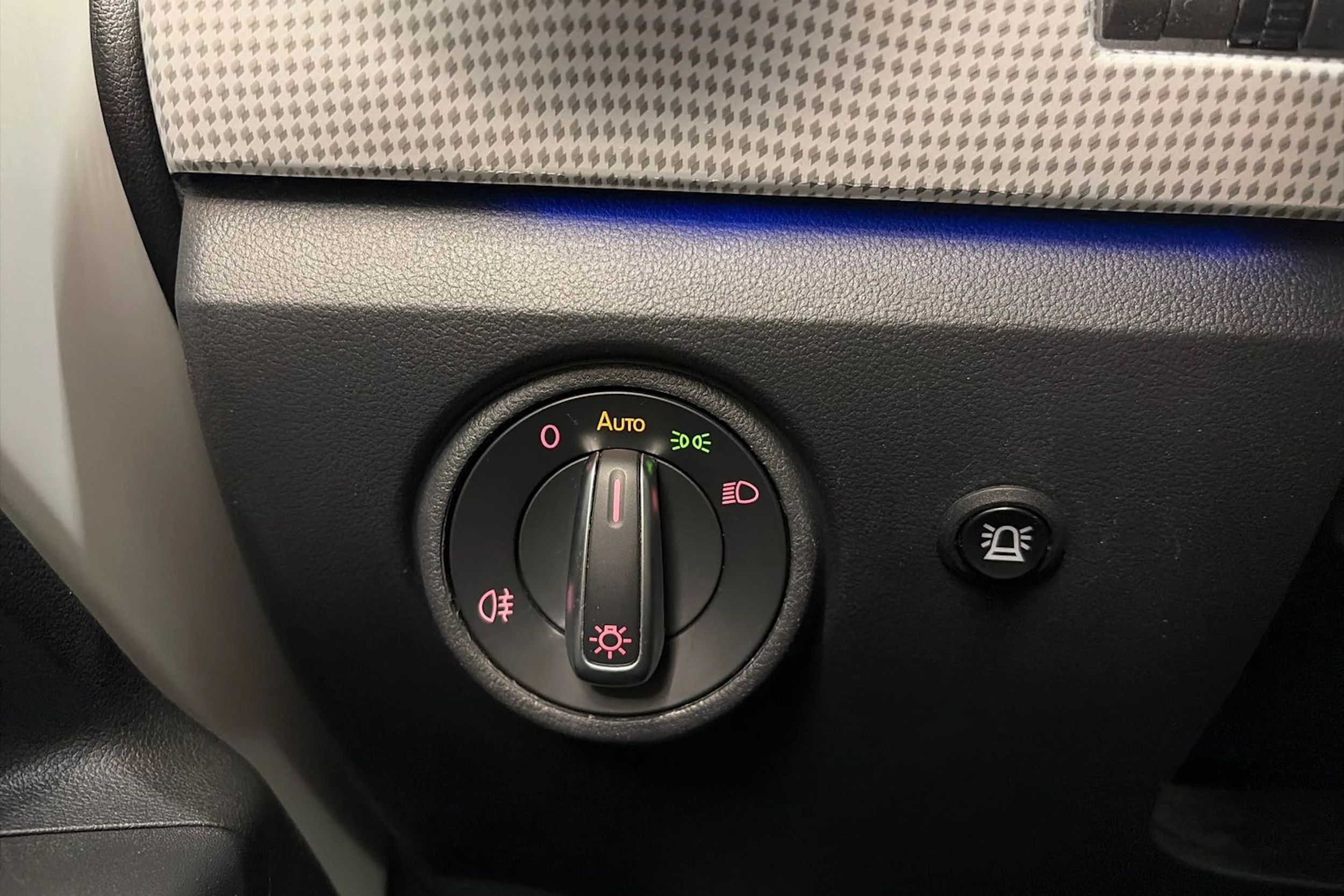 valkoinen Volkswagen up! 2021 kuva 25.