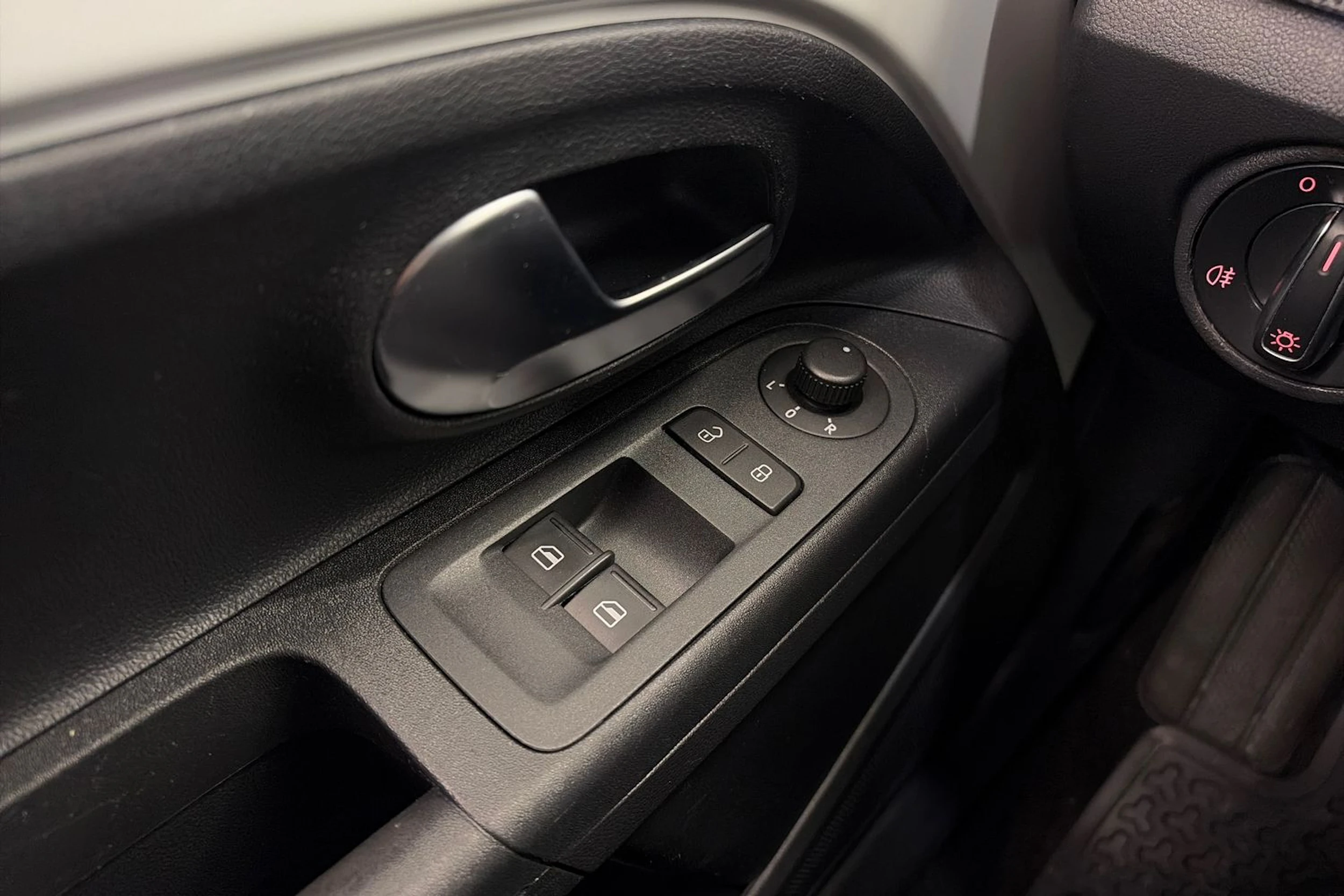 valkoinen Volkswagen up! 2021 kuva 26.