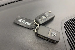 valkoinen Volkswagen up! 2021 kuva 27.