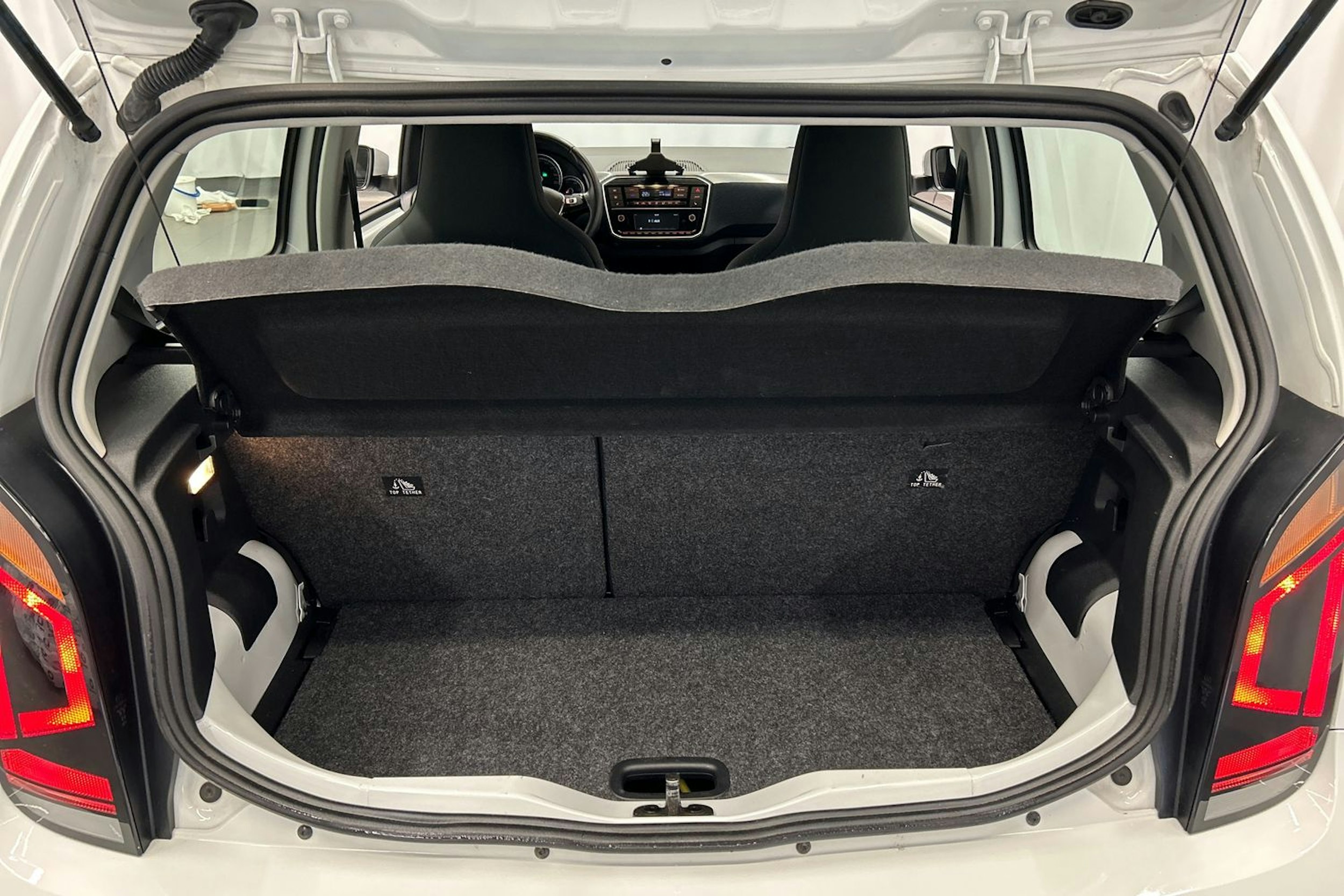 valkoinen Volkswagen up! 2021 kuva 14.