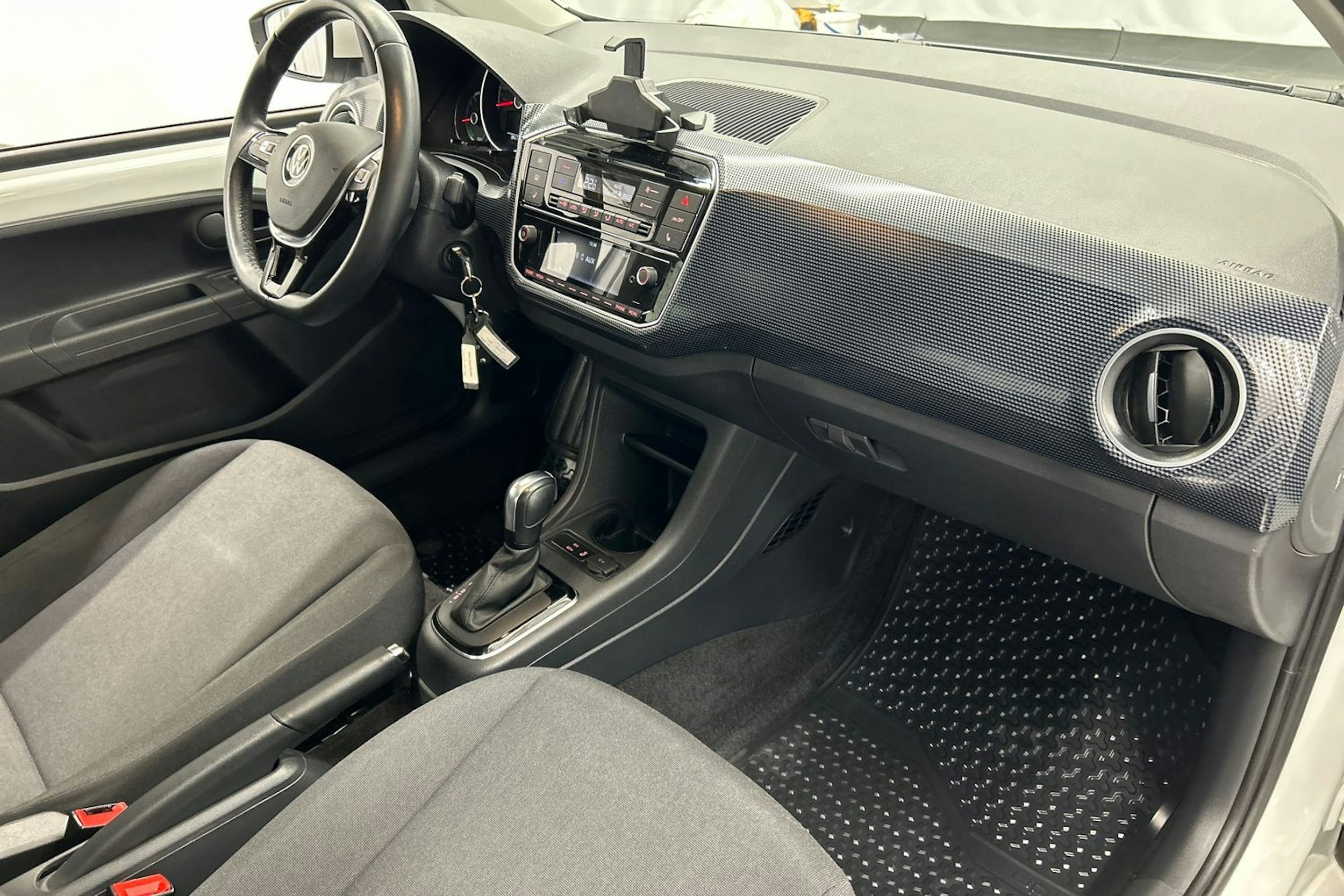 valkoinen Volkswagen up! 2021 kuva 17.