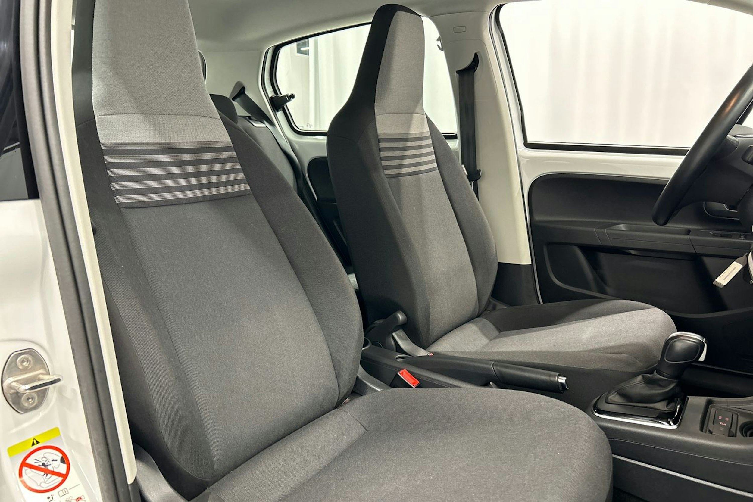 valkoinen Volkswagen up! 2021 kuva 18.
