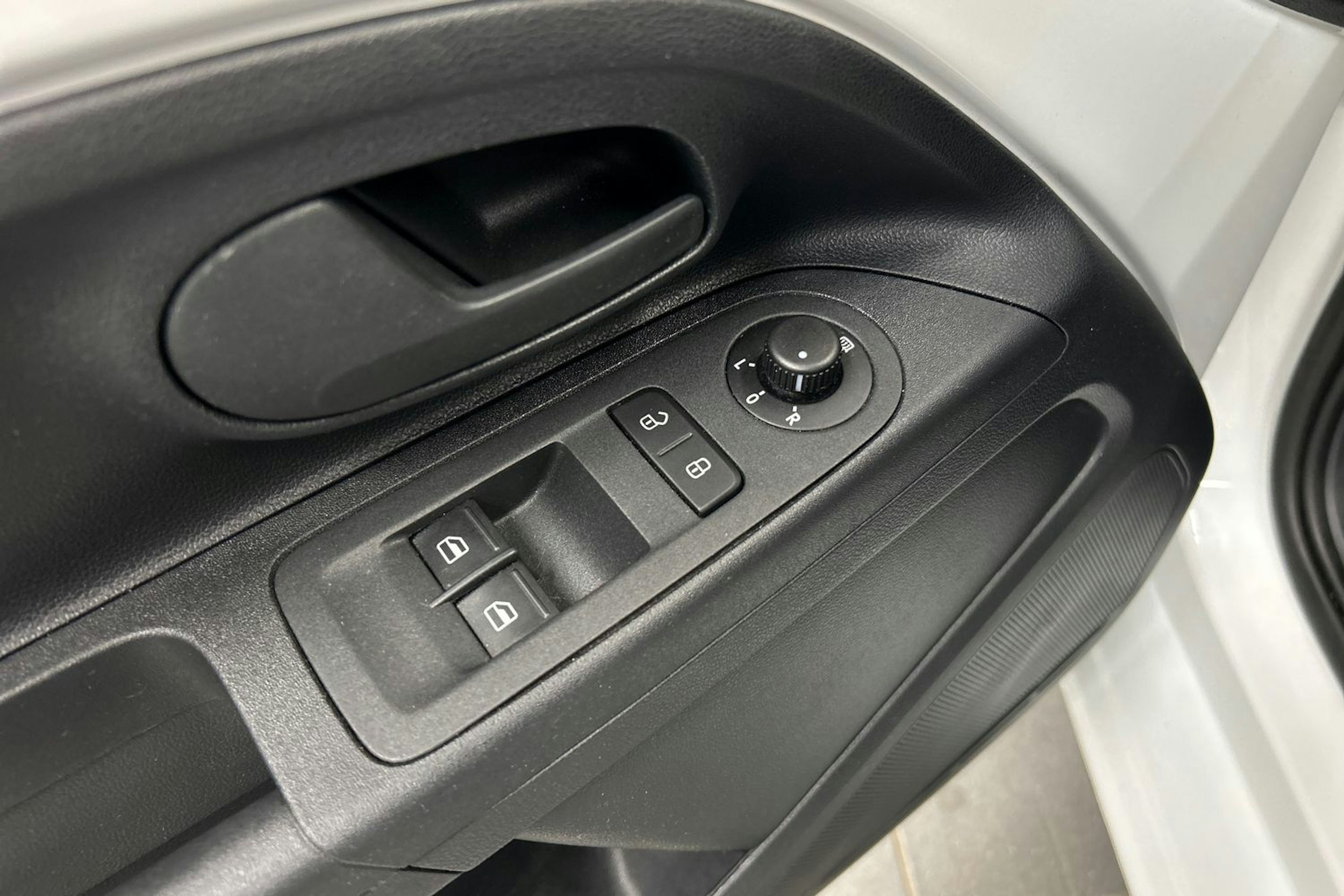 valkoinen Volkswagen up! 2021 kuva 19.