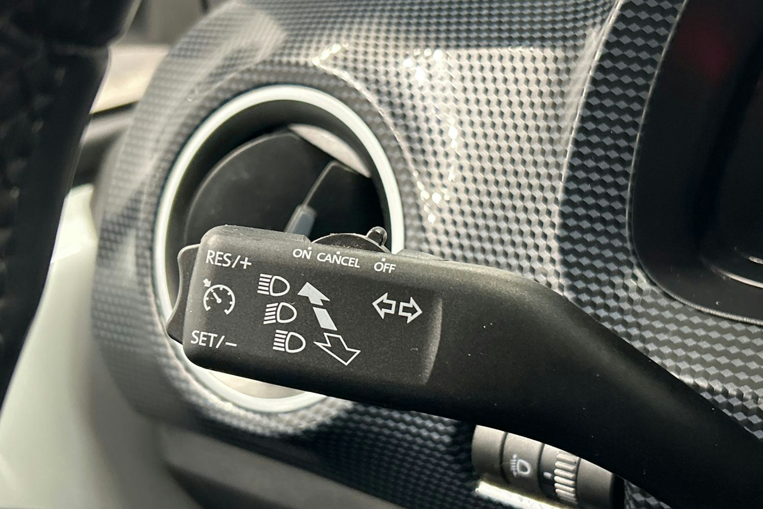 valkoinen Volkswagen up! 2021 kuva 21.