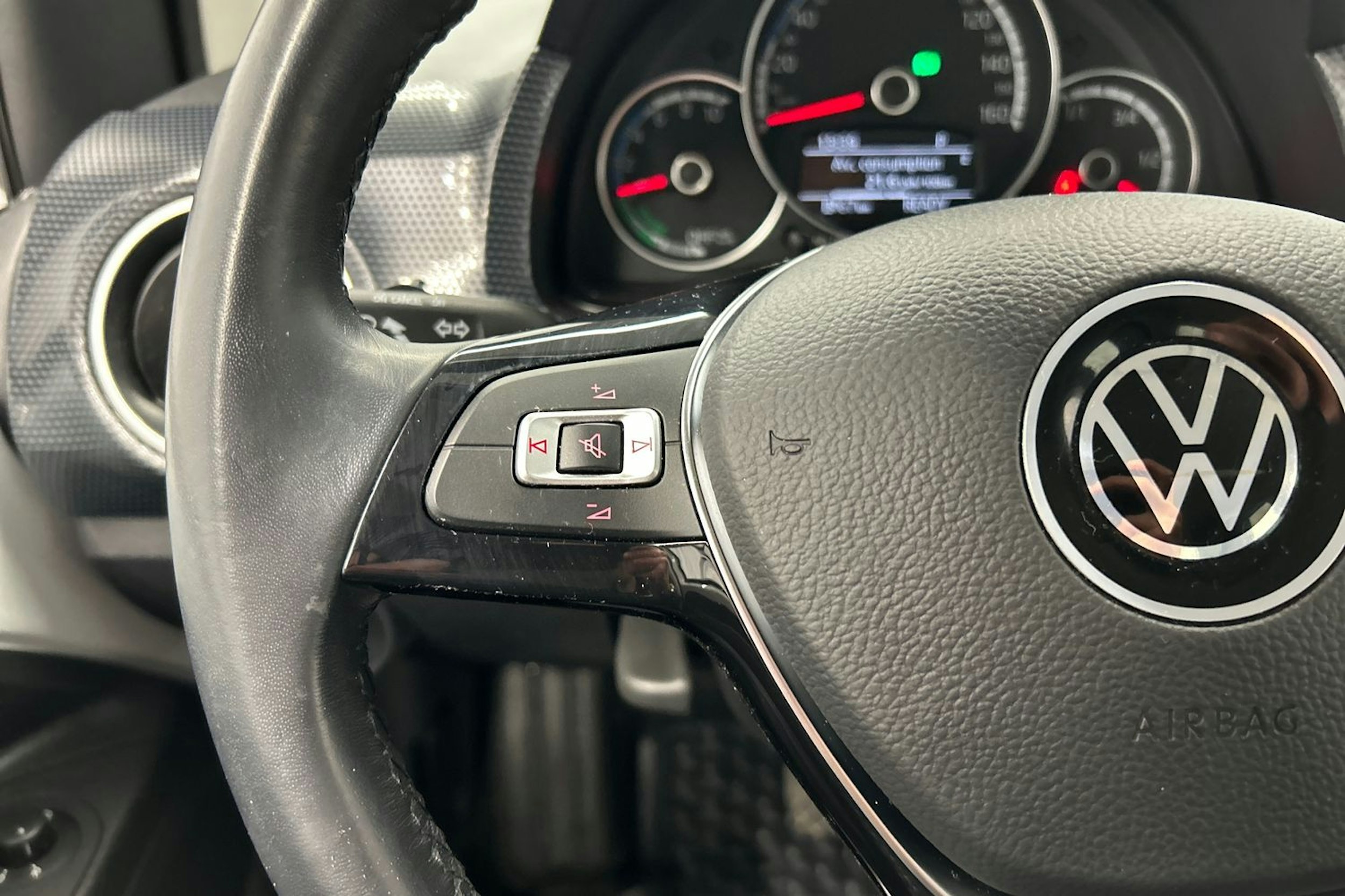 valkoinen Volkswagen up! 2021 kuva 22.