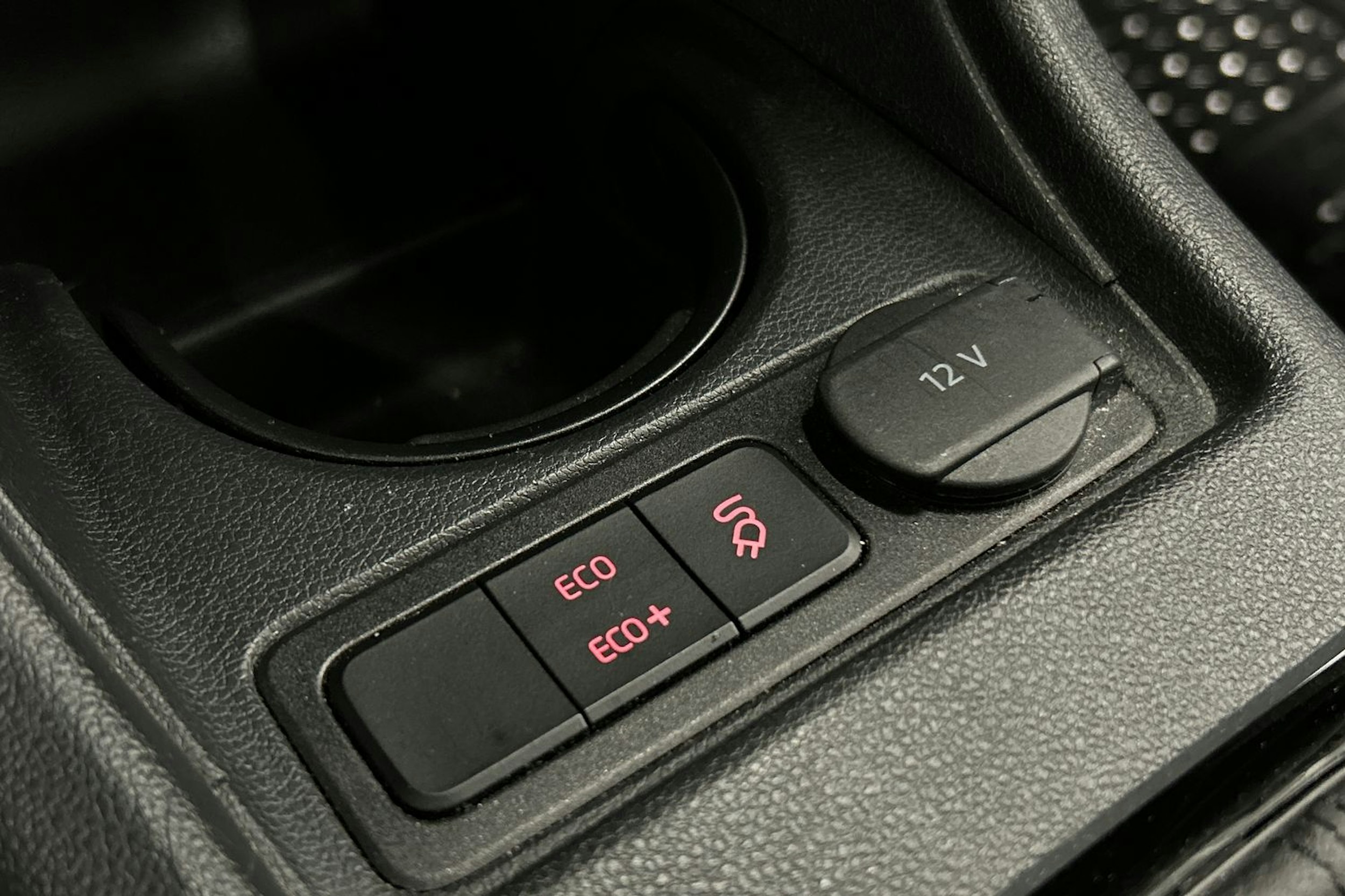 valkoinen Volkswagen up! 2021 kuva 27.