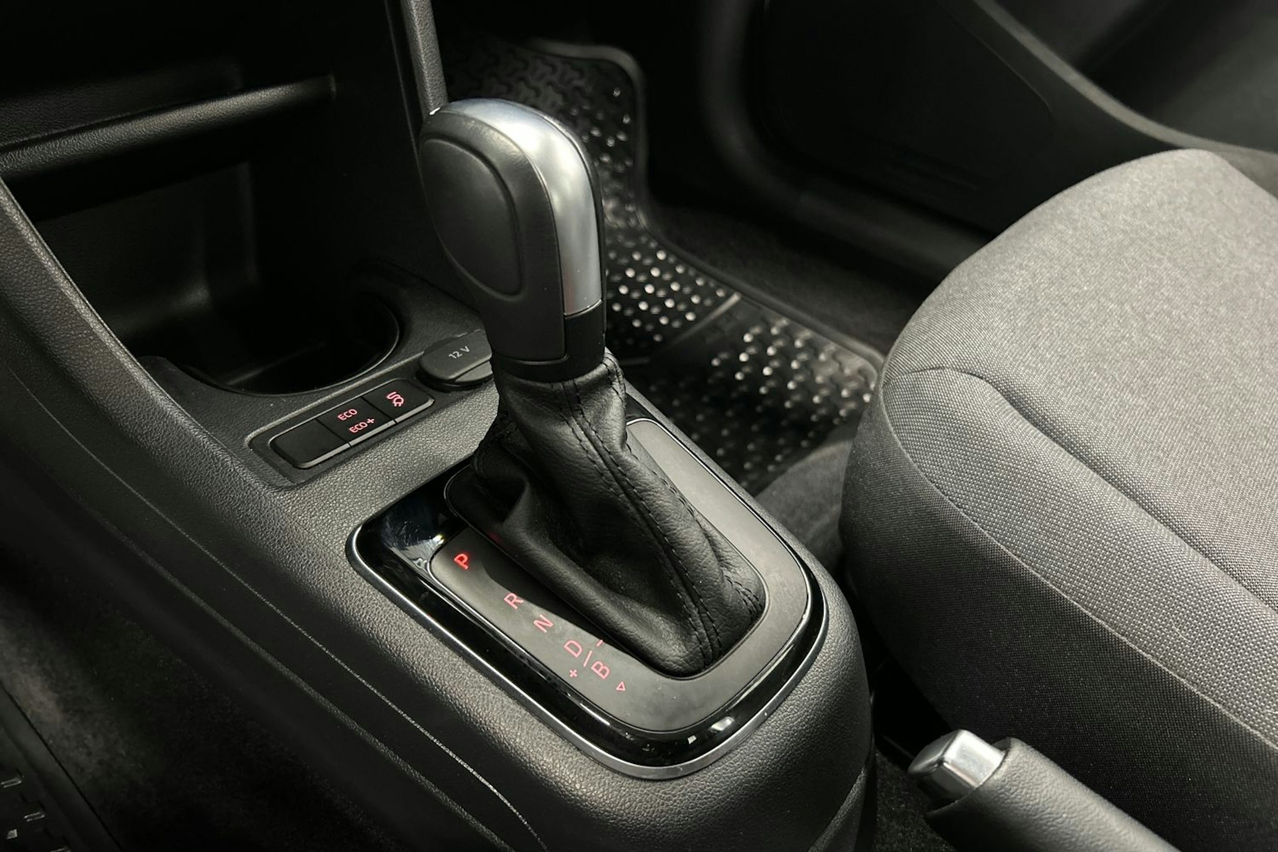 valkoinen Volkswagen up! 2021 kuva 28.
