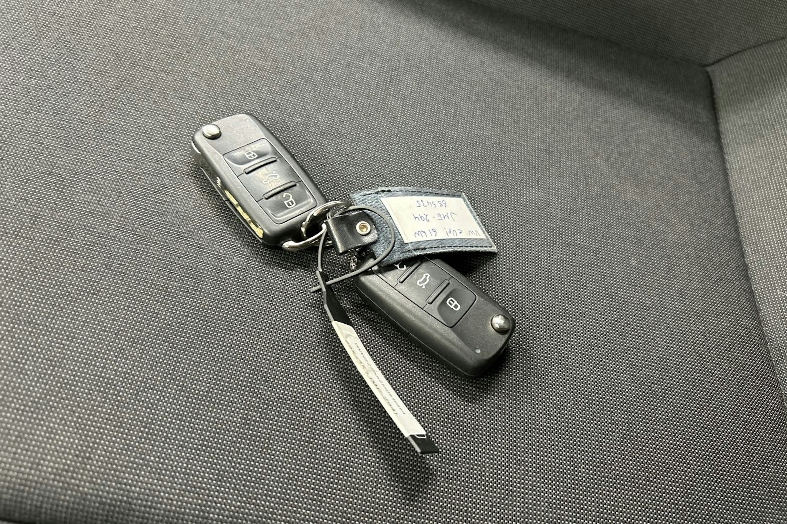 valkoinen Volkswagen up! 2021 kuva 29.