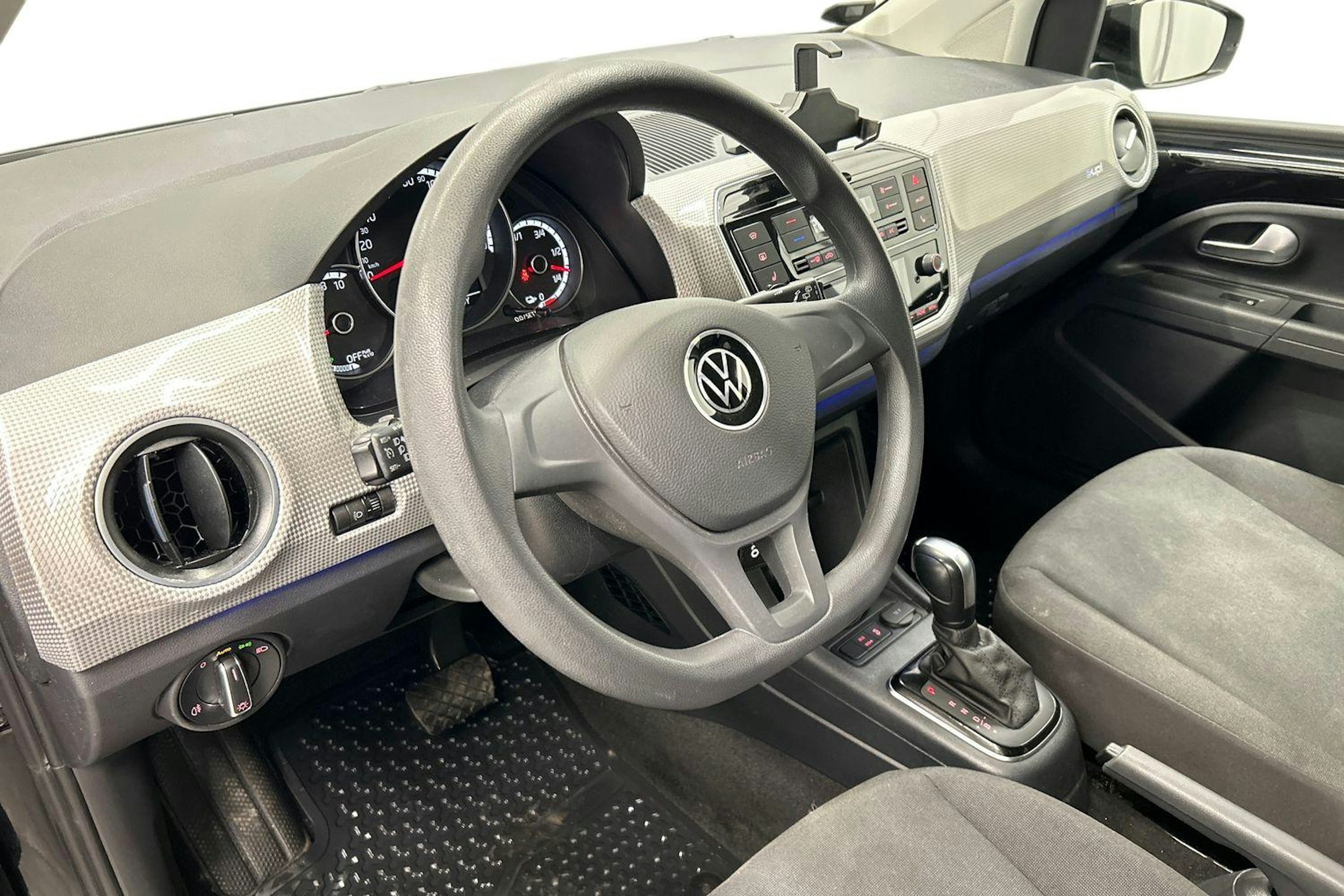 musta Volkswagen up! 2021 kuva 7.