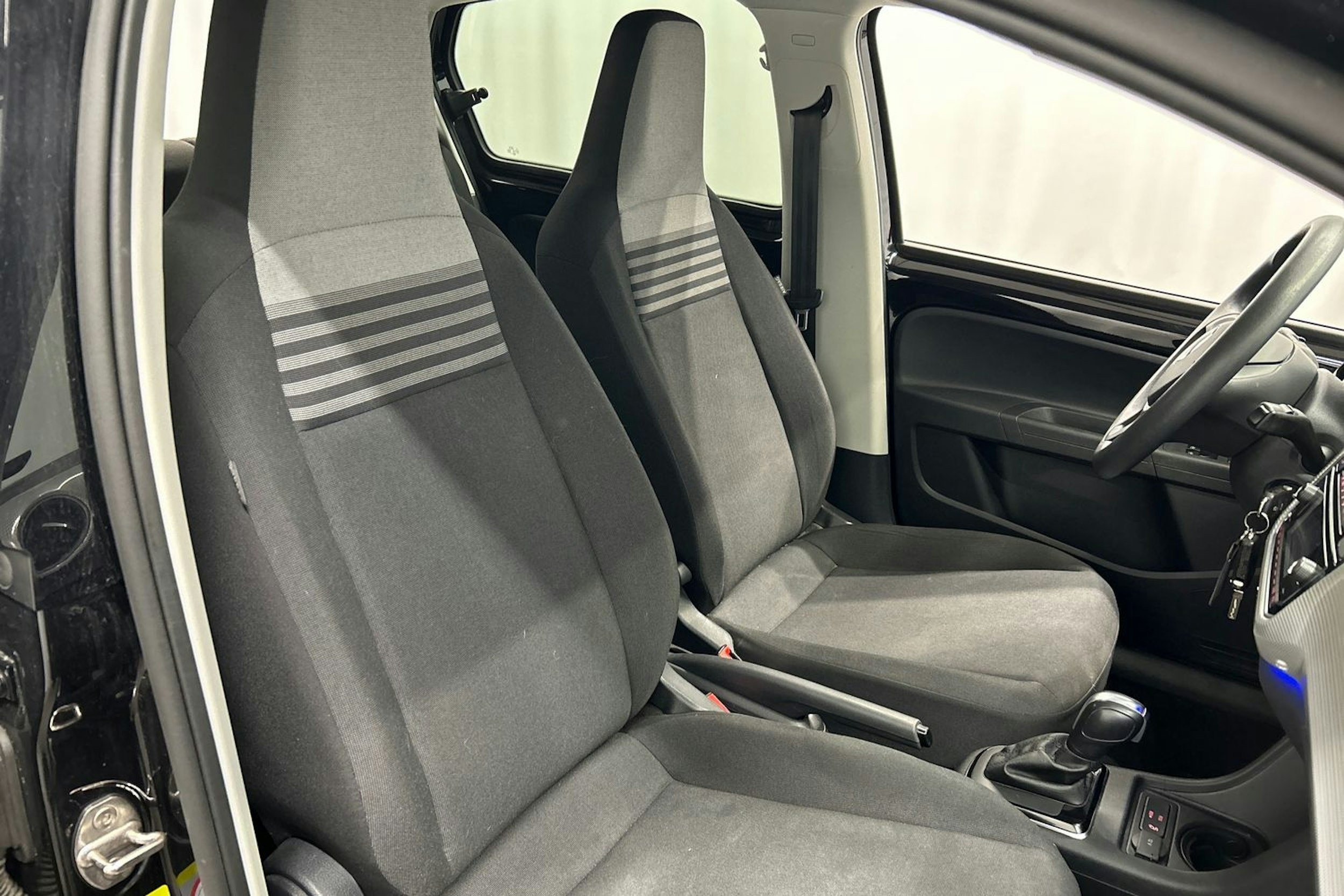 musta Volkswagen up! 2021 kuva 14.