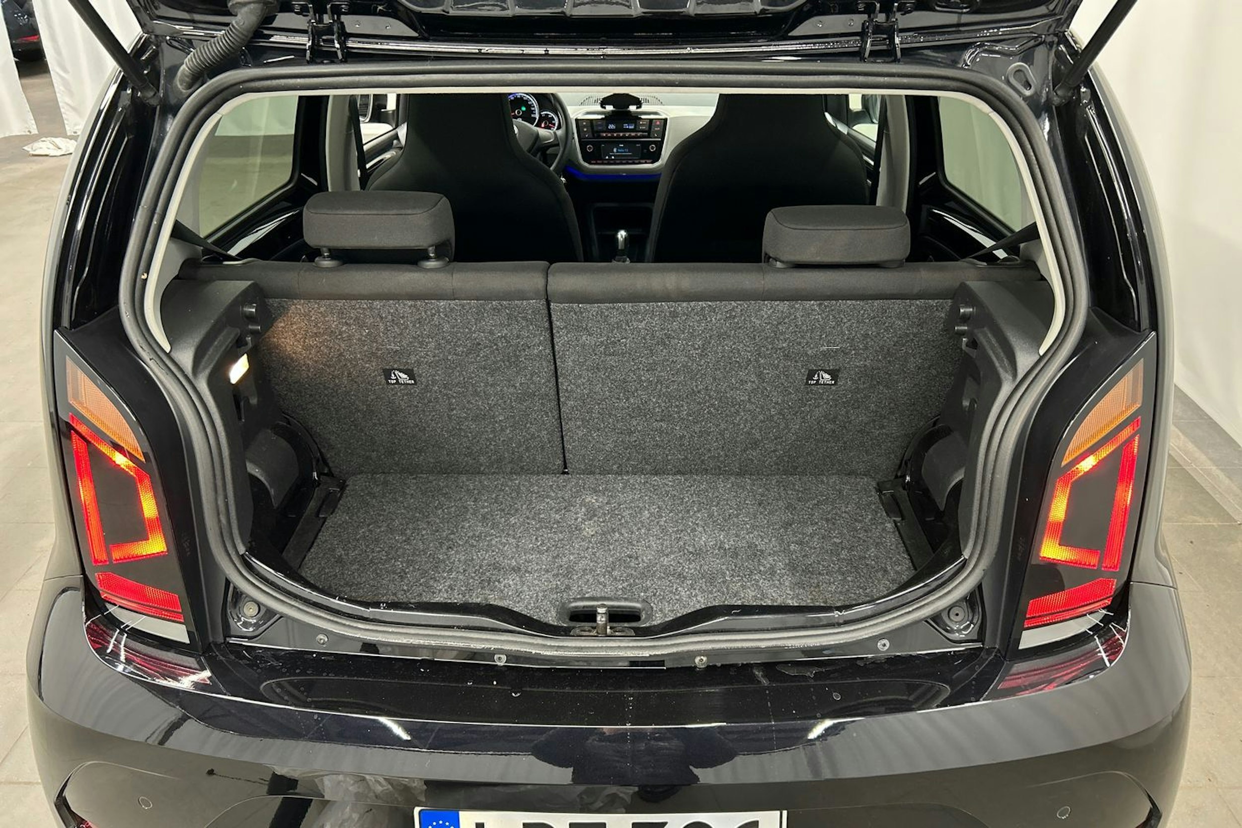 musta Volkswagen up! 2021 kuva 16.