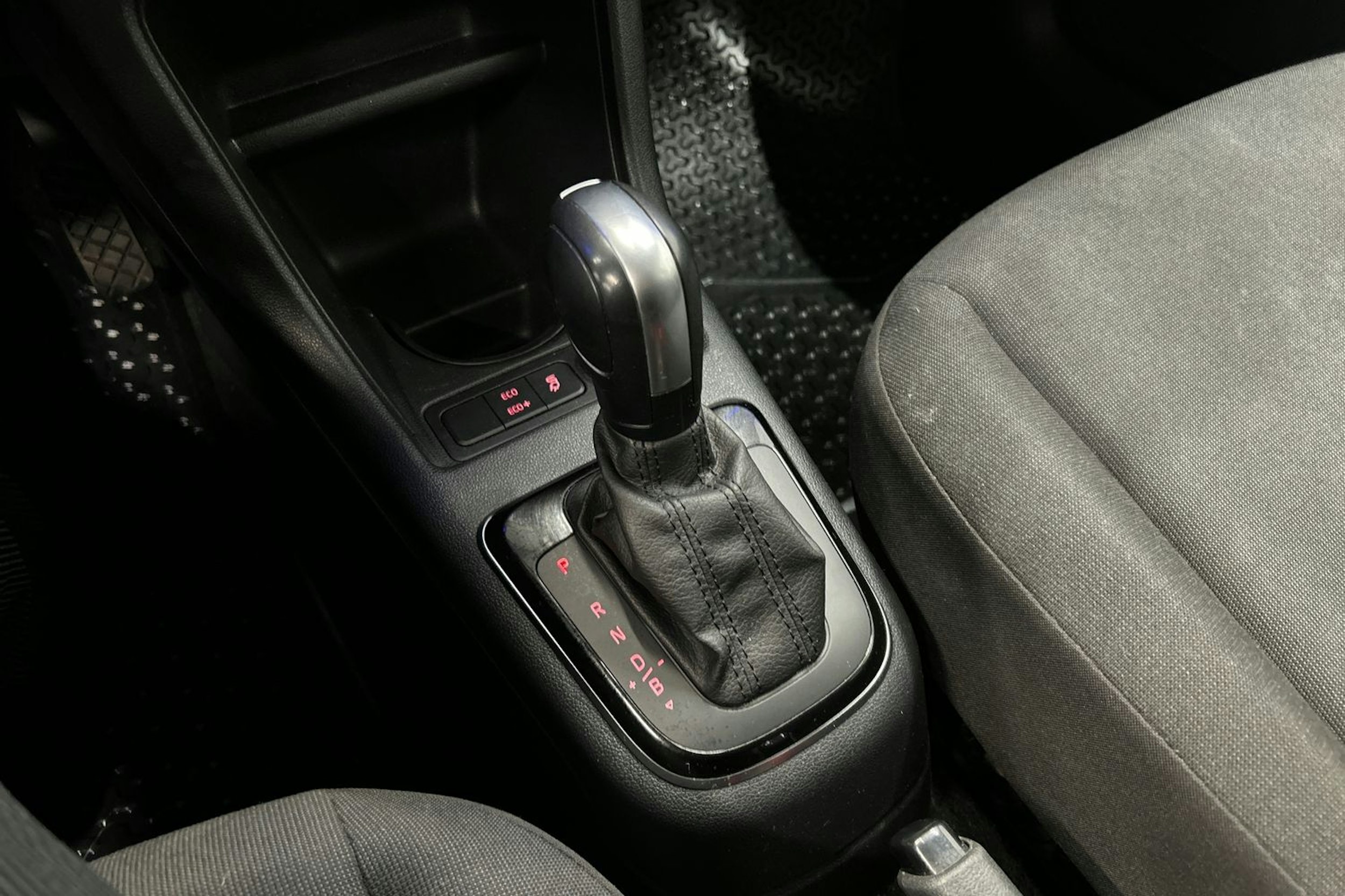 musta Volkswagen up! 2021 kuva 23.