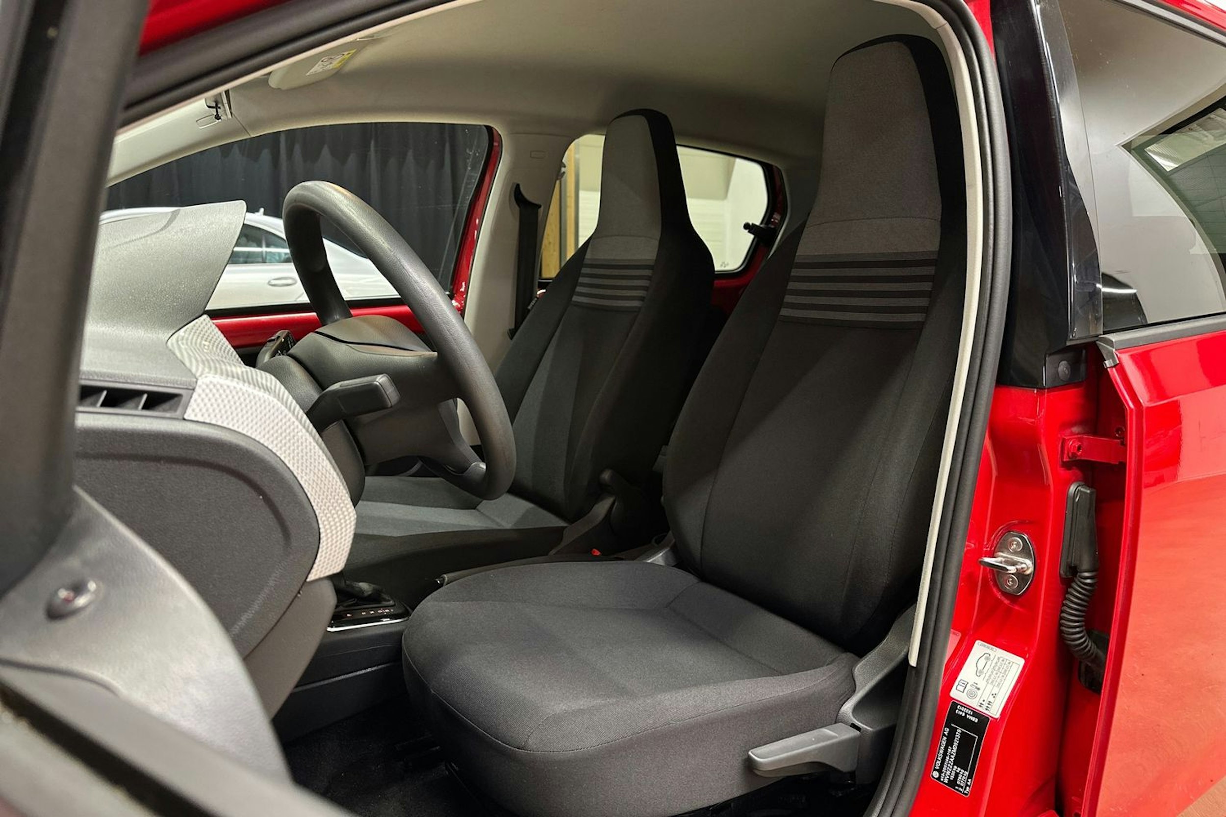 punainen Volkswagen up! 2021 kuva 14.