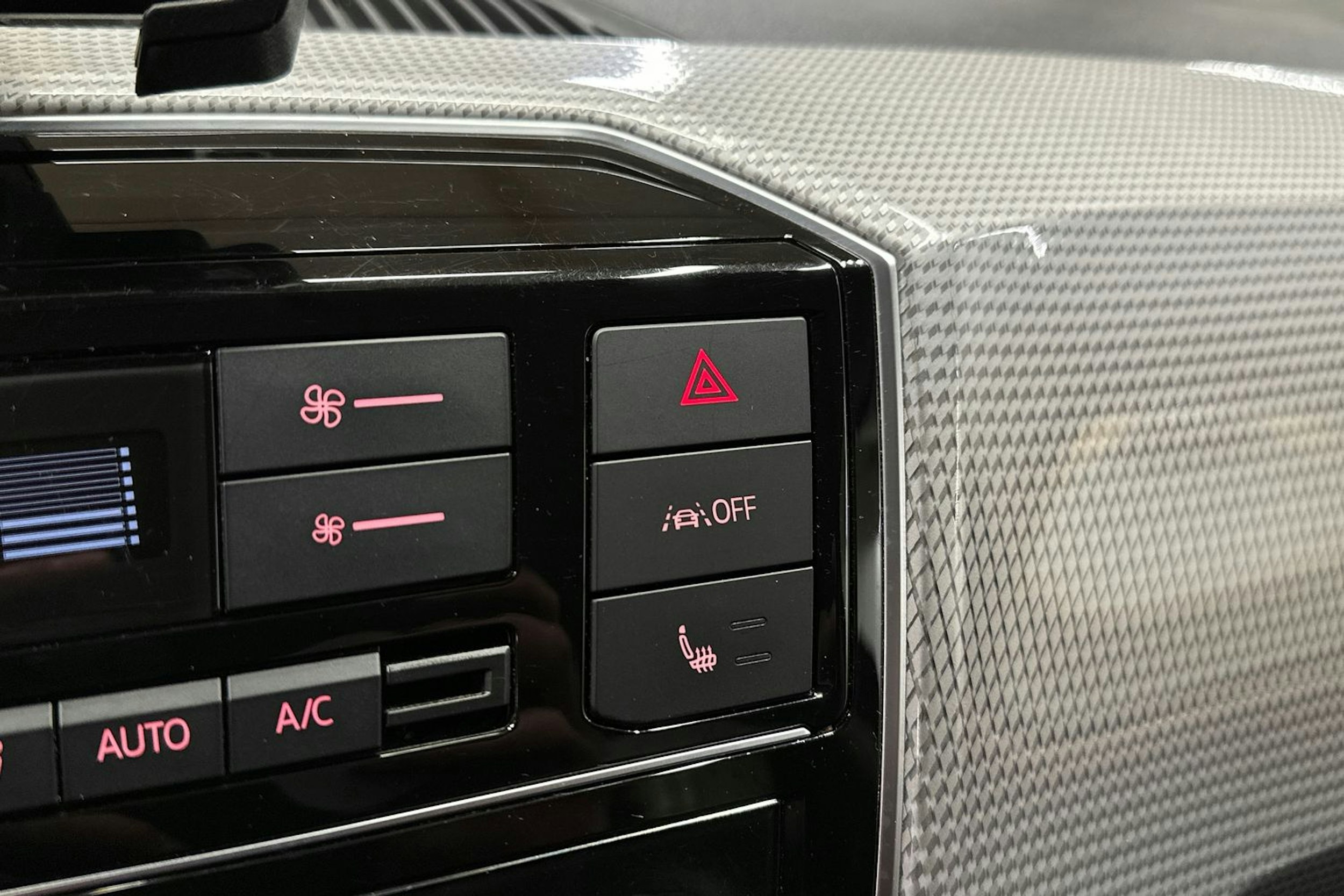 punainen Volkswagen up! 2021 kuva 17.