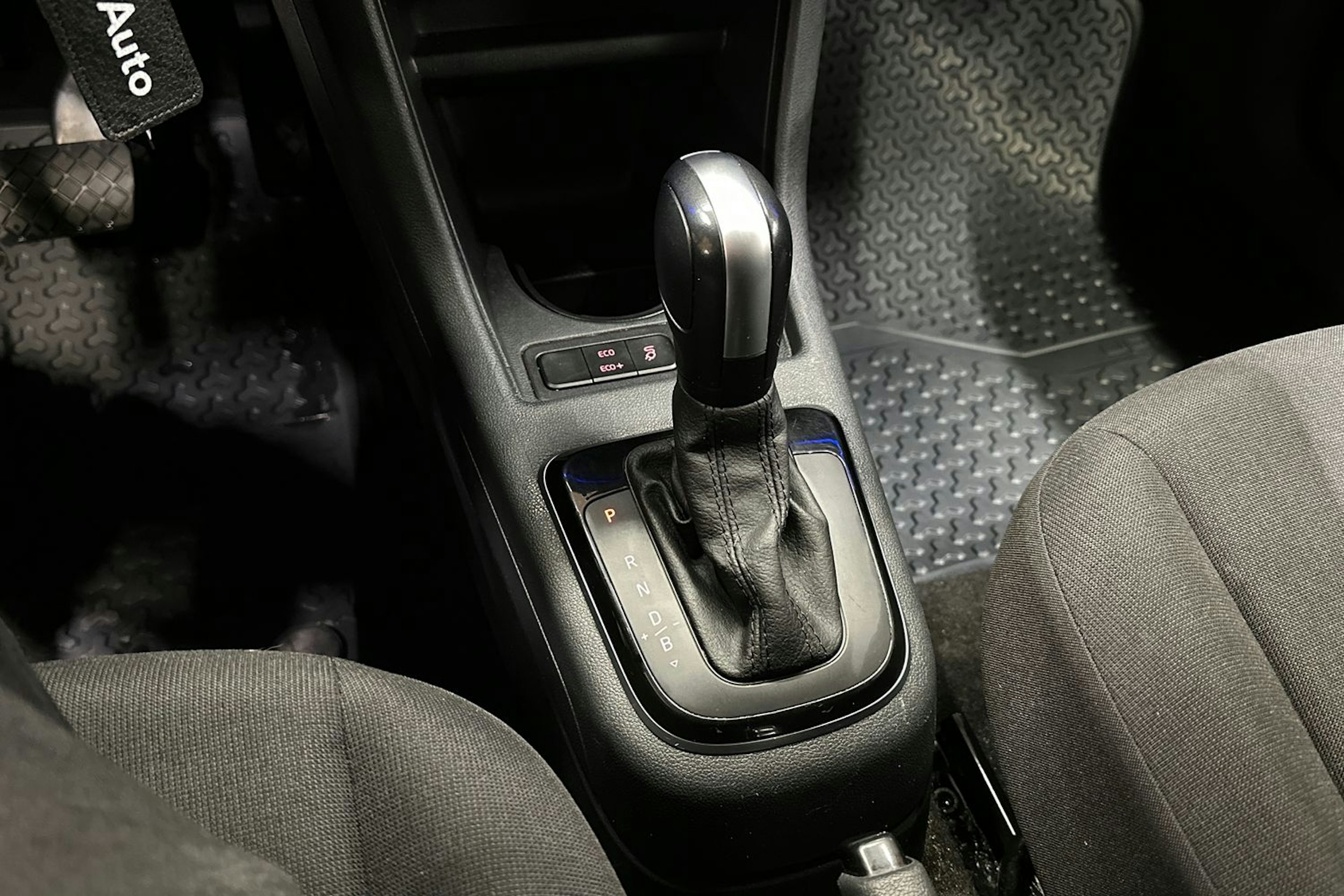 punainen Volkswagen up! 2021 kuva 19.