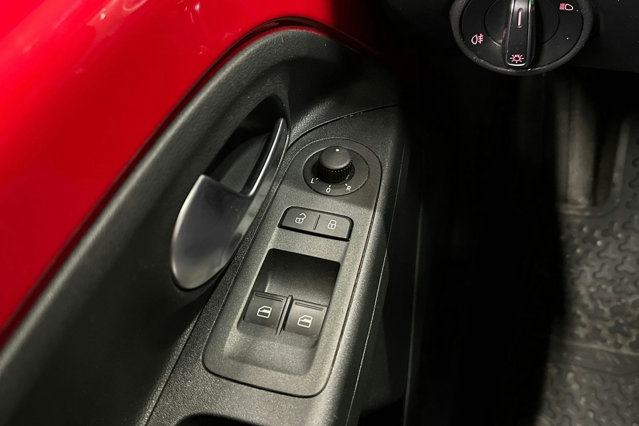 punainen Volkswagen up! 2021 kuva 22.