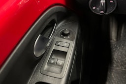 punainen Volkswagen up! 2021 kuva 22.