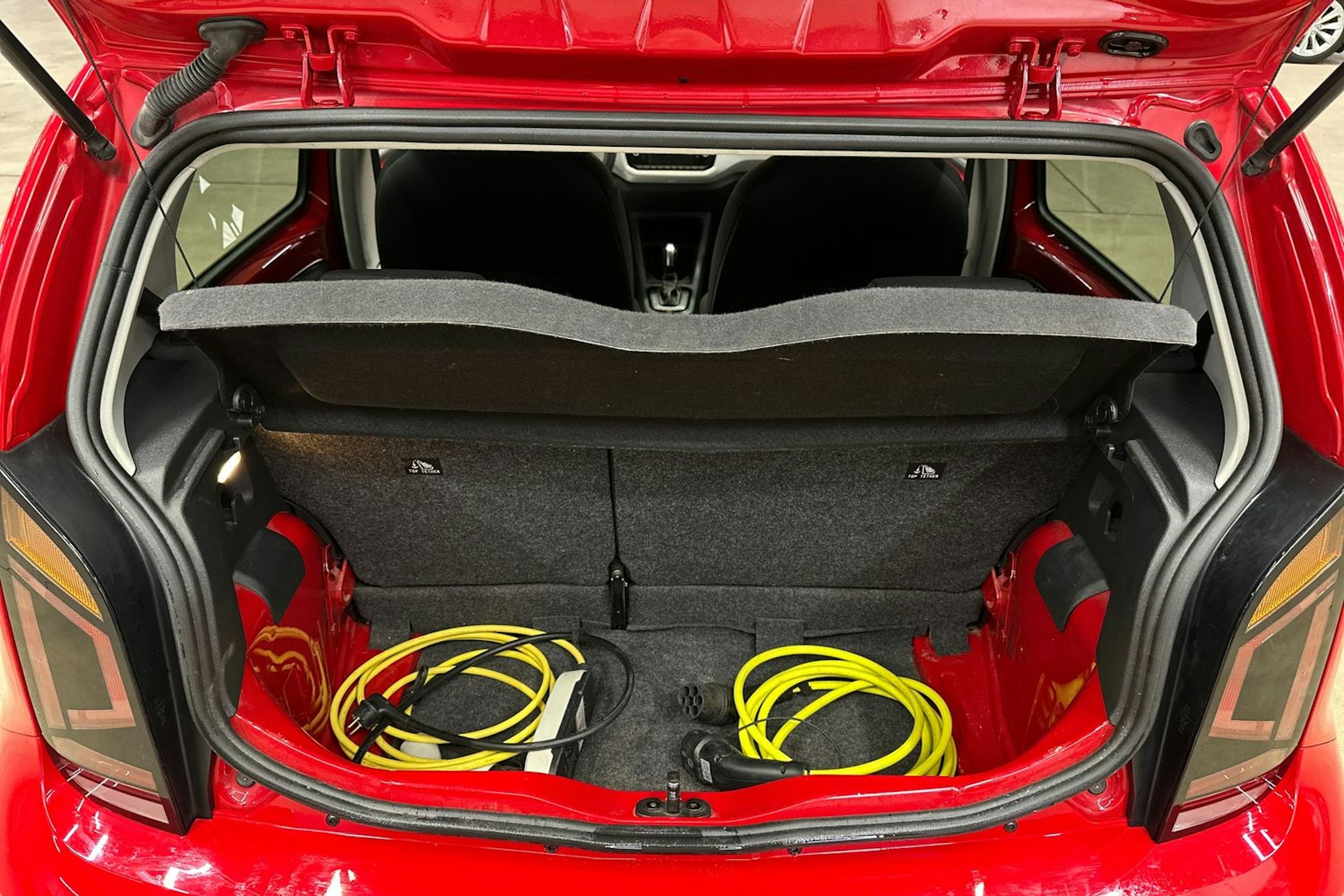 punainen Volkswagen up! 2021 kuva 23.