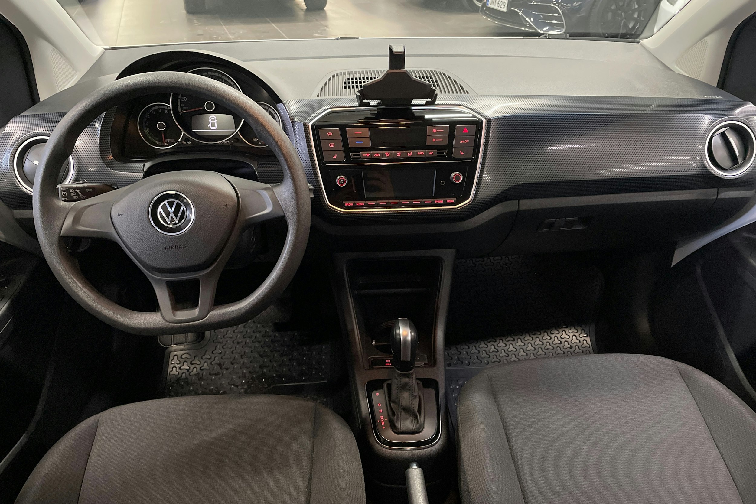 valkoinen Volkswagen up! 2021 kuva 7.