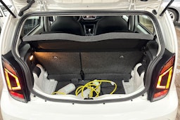 Valkoinen Volkswagen up! 2023 kuva 23.