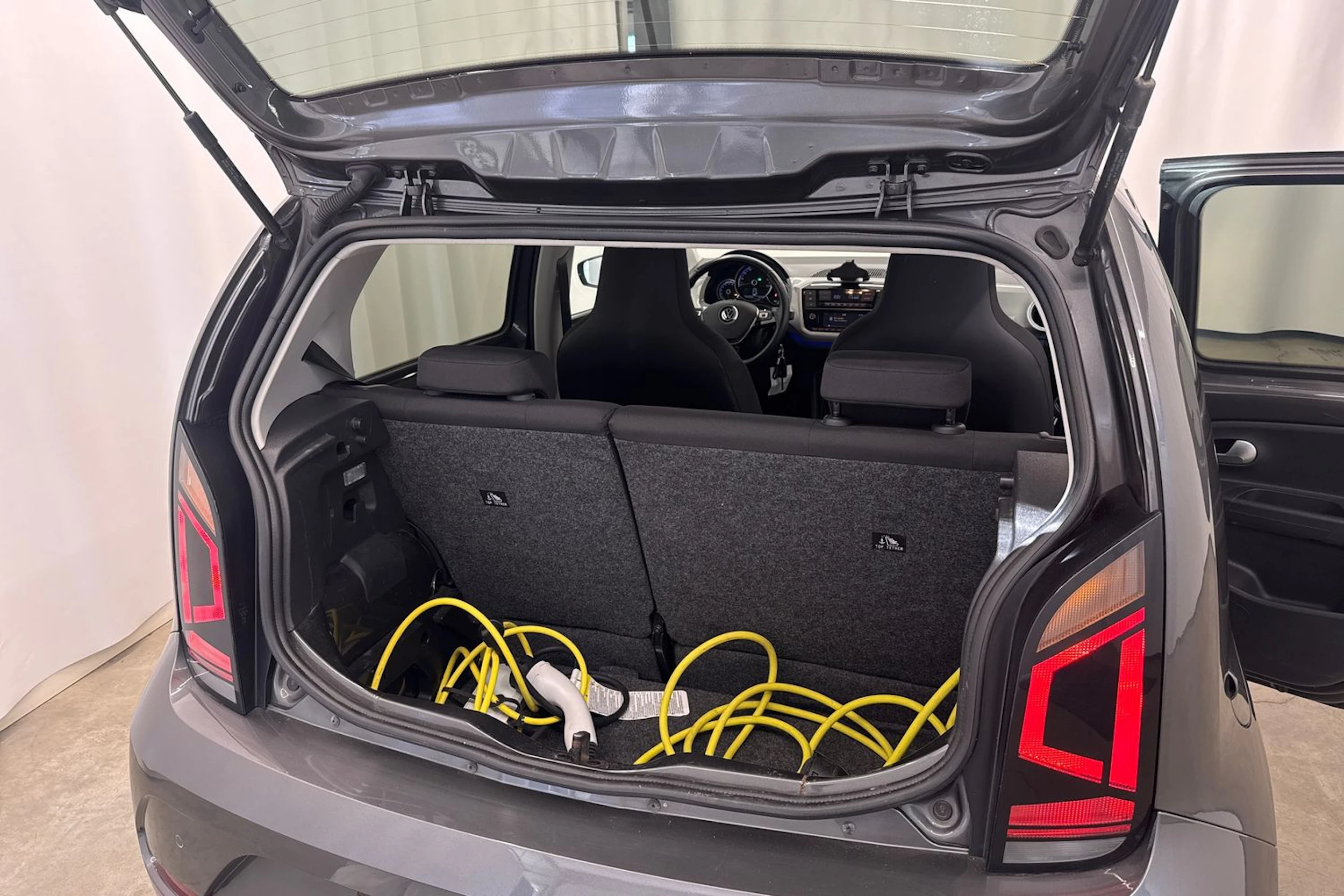 Harmaa Volkswagen up! 2023 kuva 12.