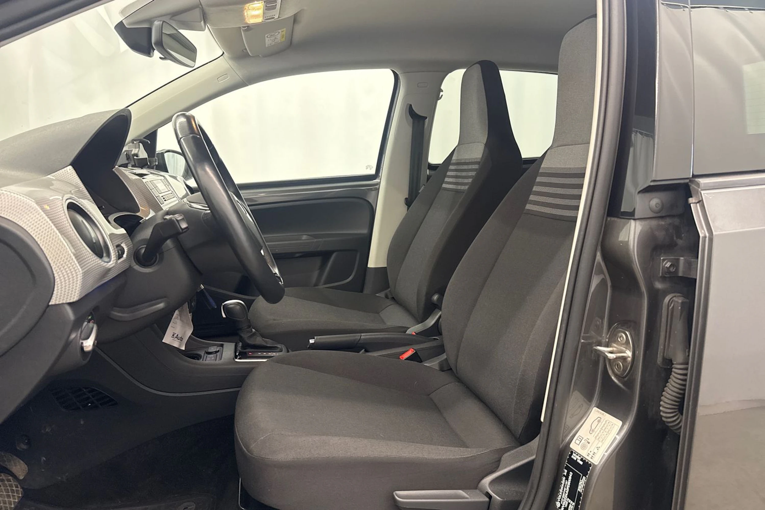 Harmaa Volkswagen up! 2023 kuva 13.