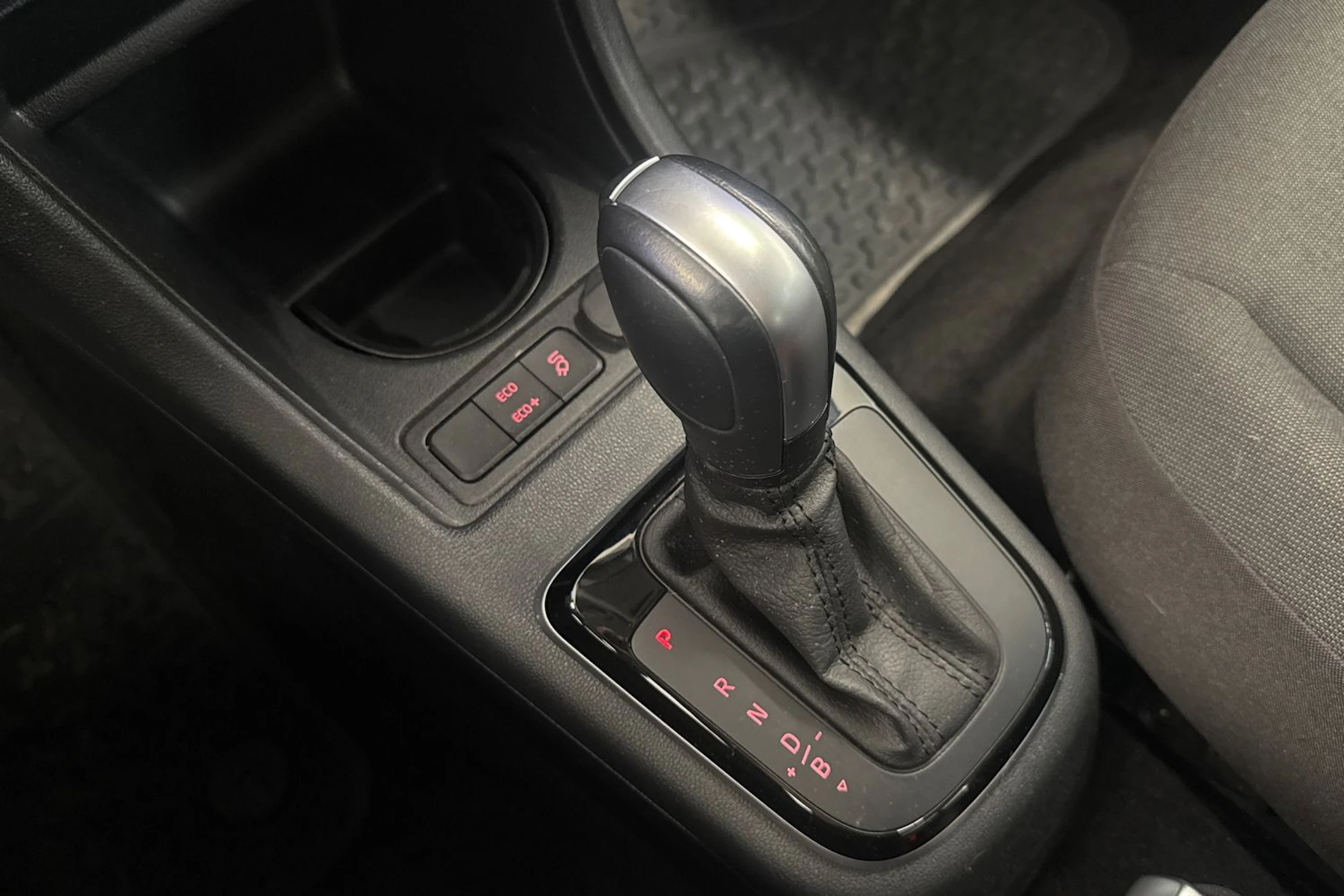Harmaa Volkswagen up! 2023 kuva 15.