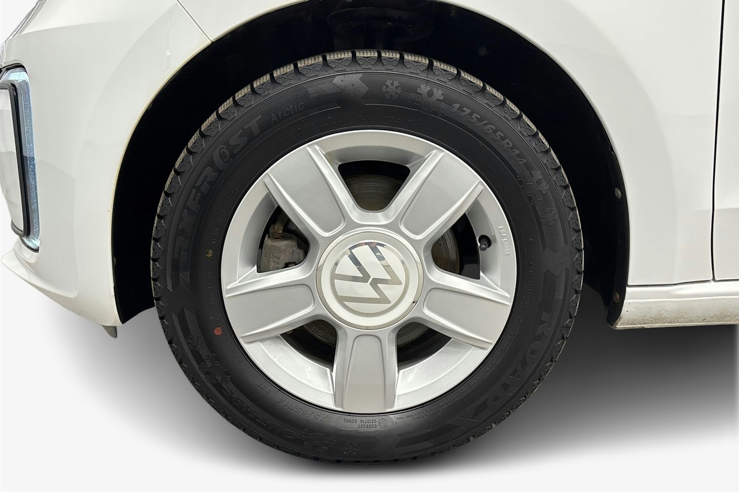 valkoinen Volkswagen up! 2023 kuva 11.