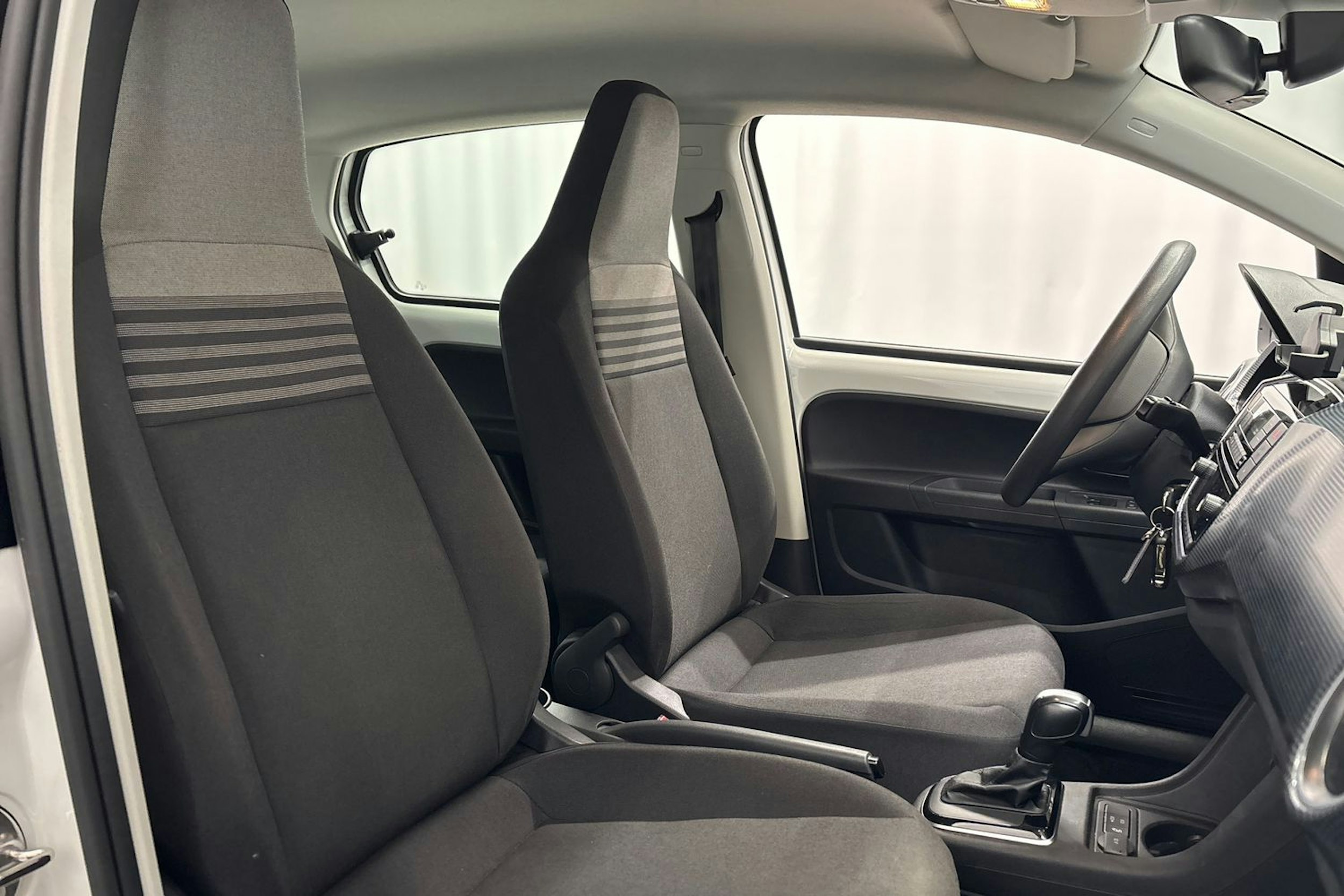 valkoinen Volkswagen up! 2023 kuva 14.