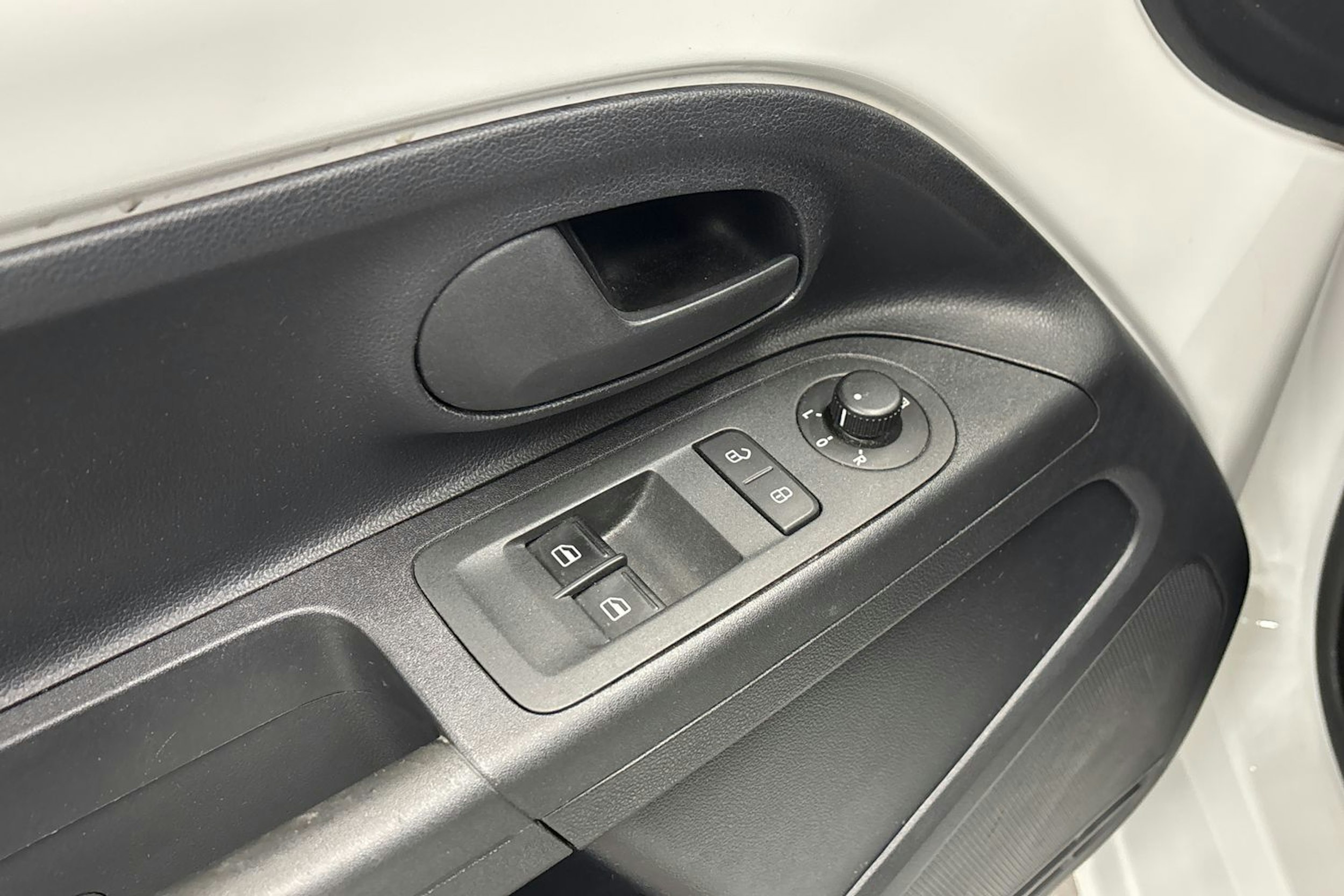 valkoinen Volkswagen up! 2023 kuva 16.