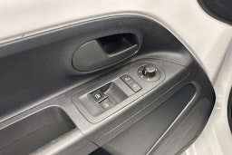 valkoinen Volkswagen up! 2023 kuva 16.