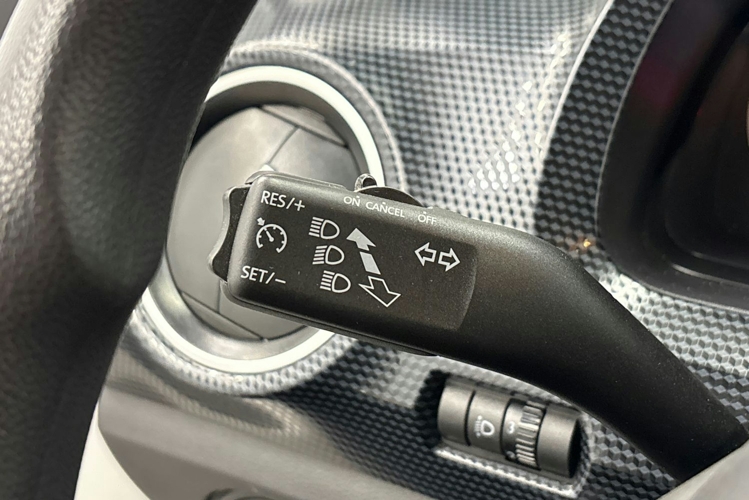 valkoinen Volkswagen up! 2023 kuva 18.