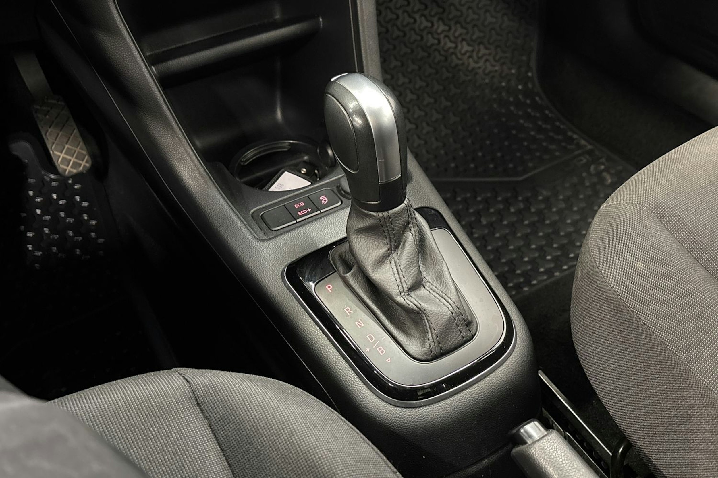 valkoinen Volkswagen up! 2023 kuva 22.