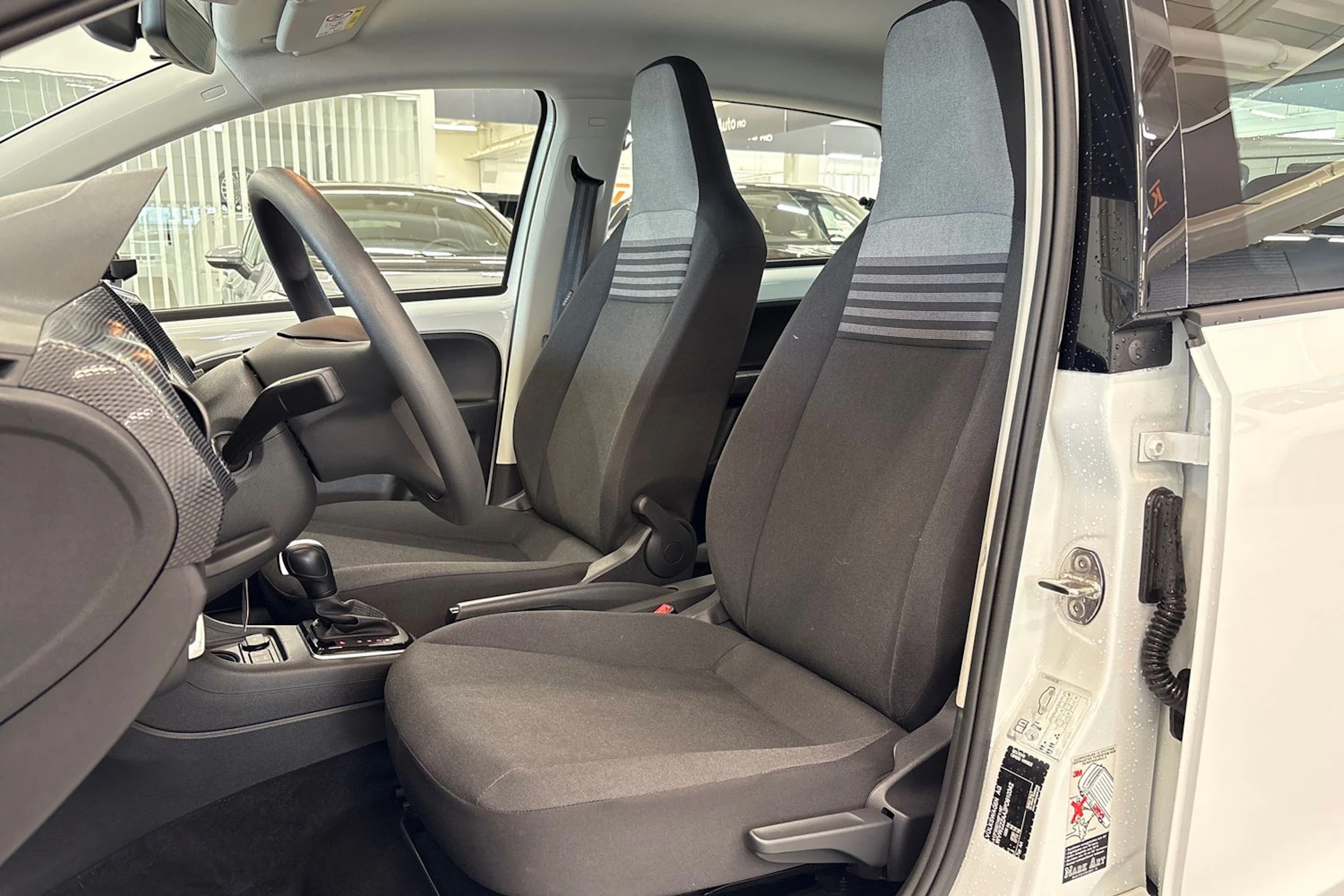 valkoinen Volkswagen up! 2023 kuva 11.