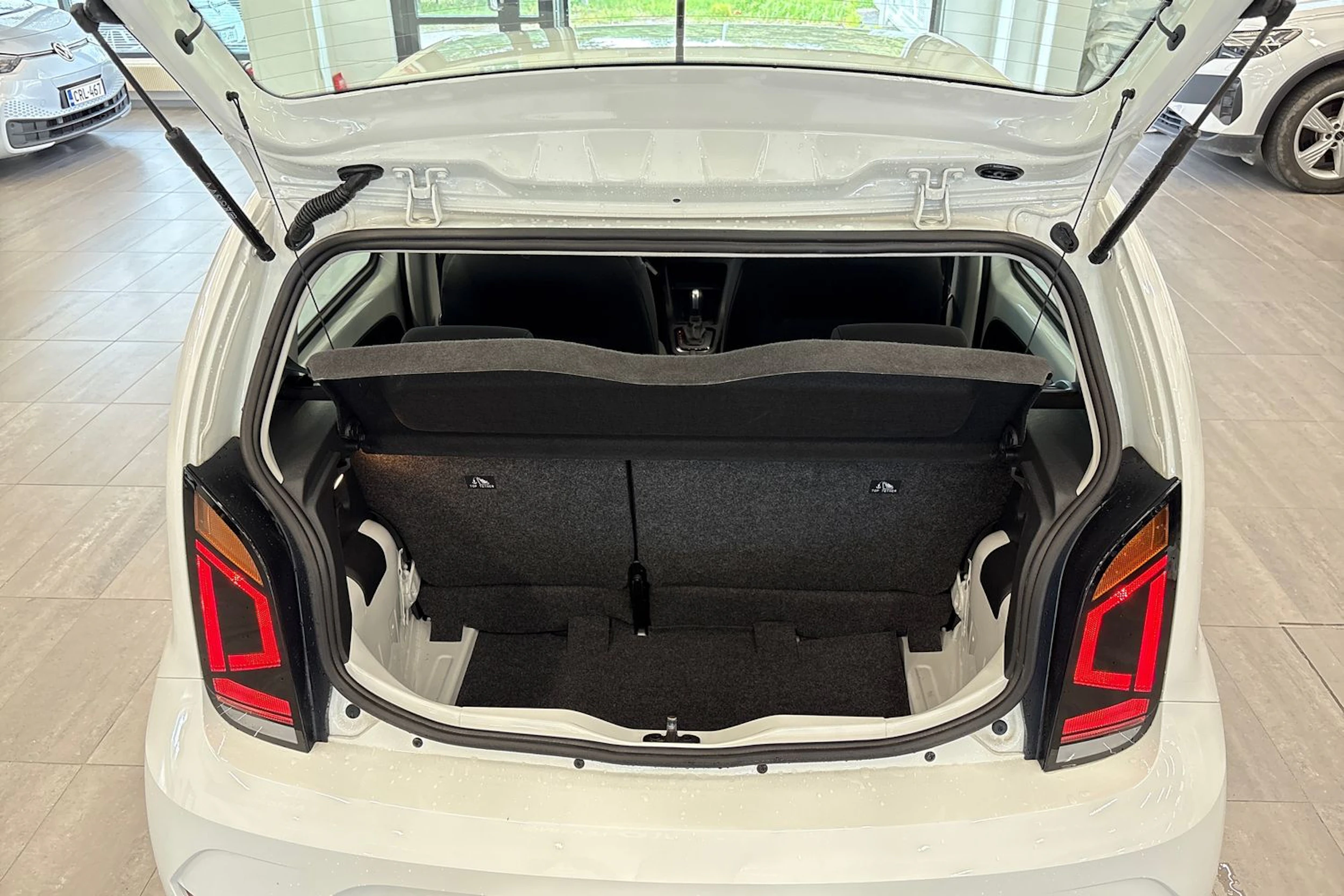 valkoinen Volkswagen up! 2023 kuva 15.
