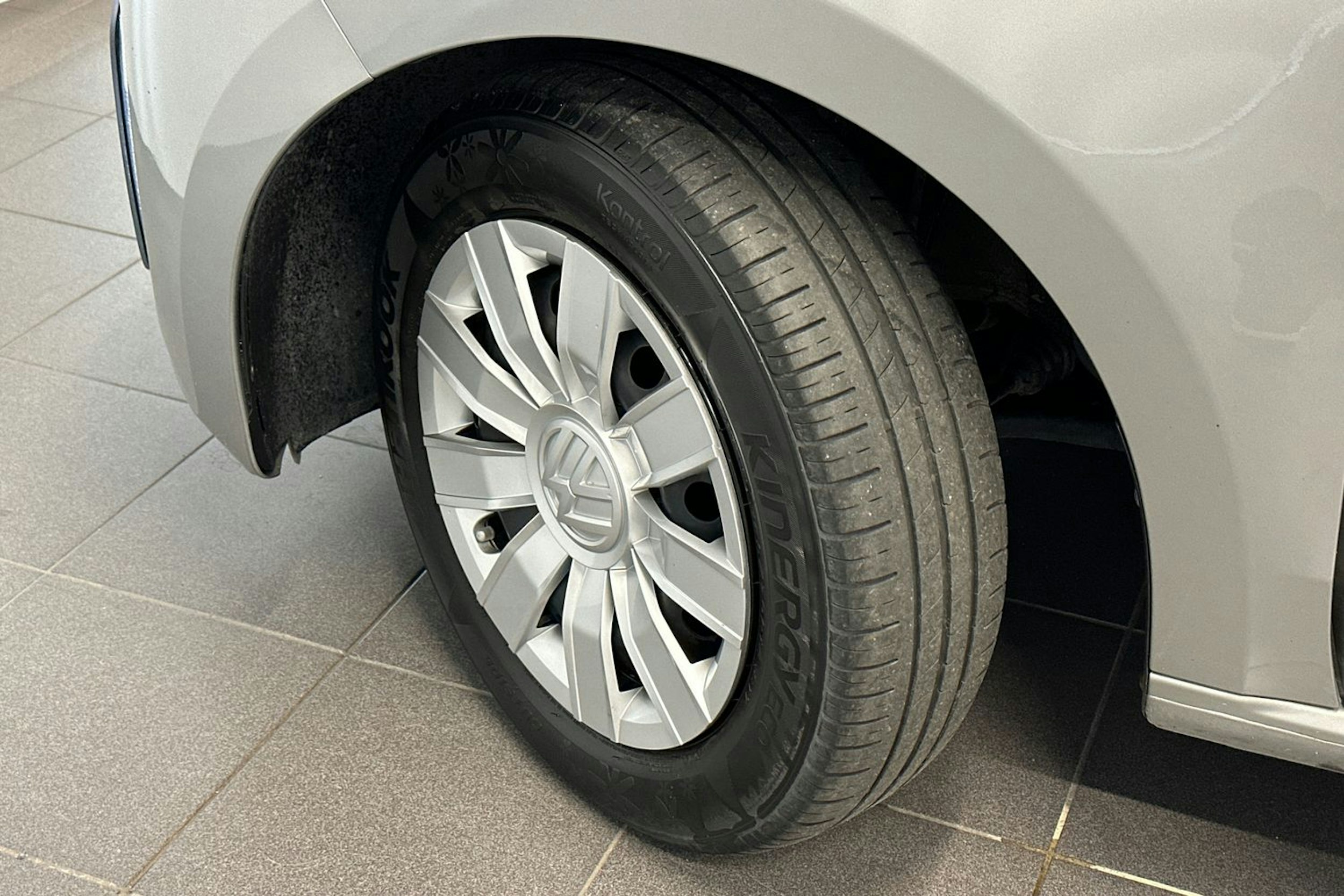 harmaa Volkswagen up! 2023 kuva 13.