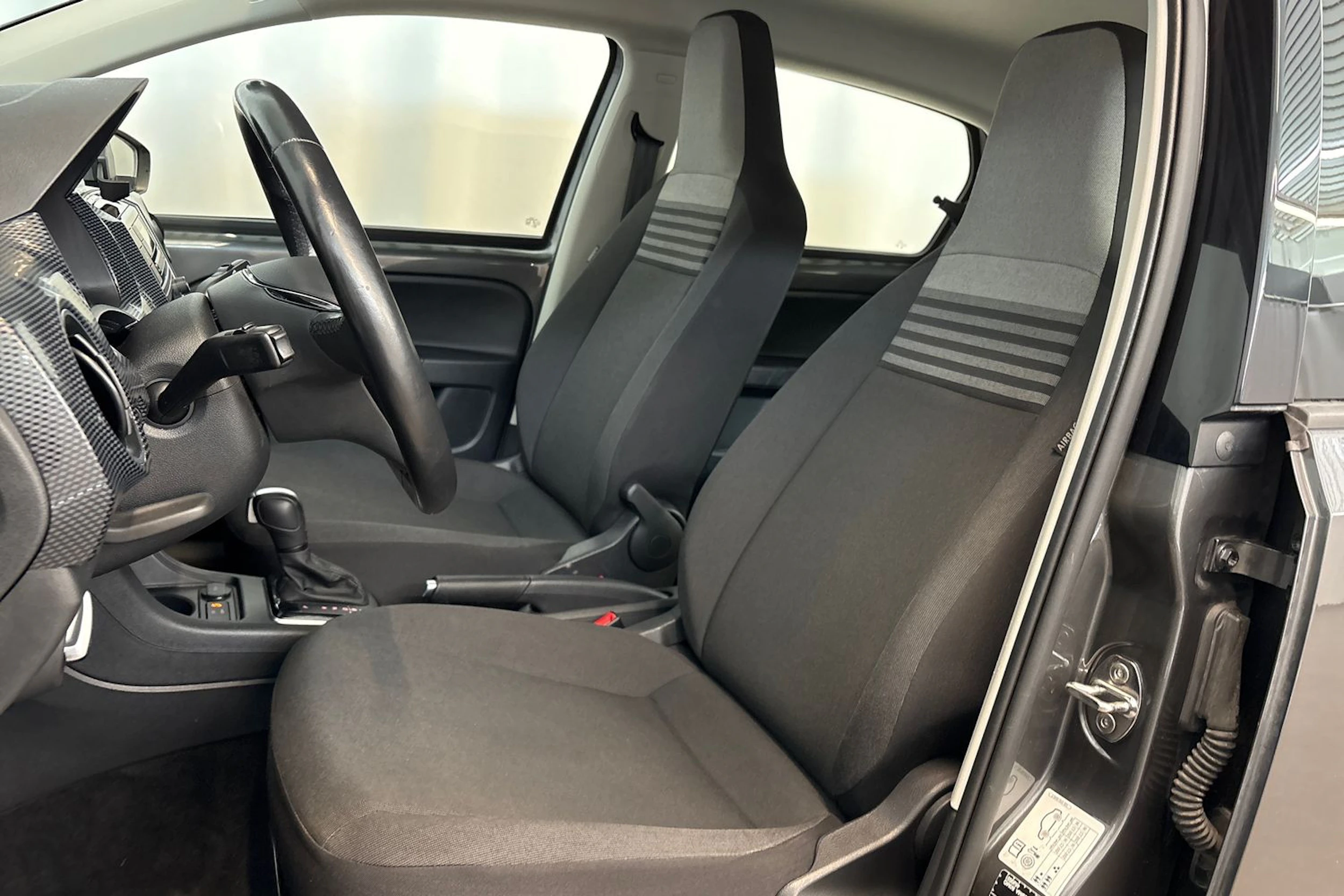 harmaa Volkswagen up! 2023 kuva 15.