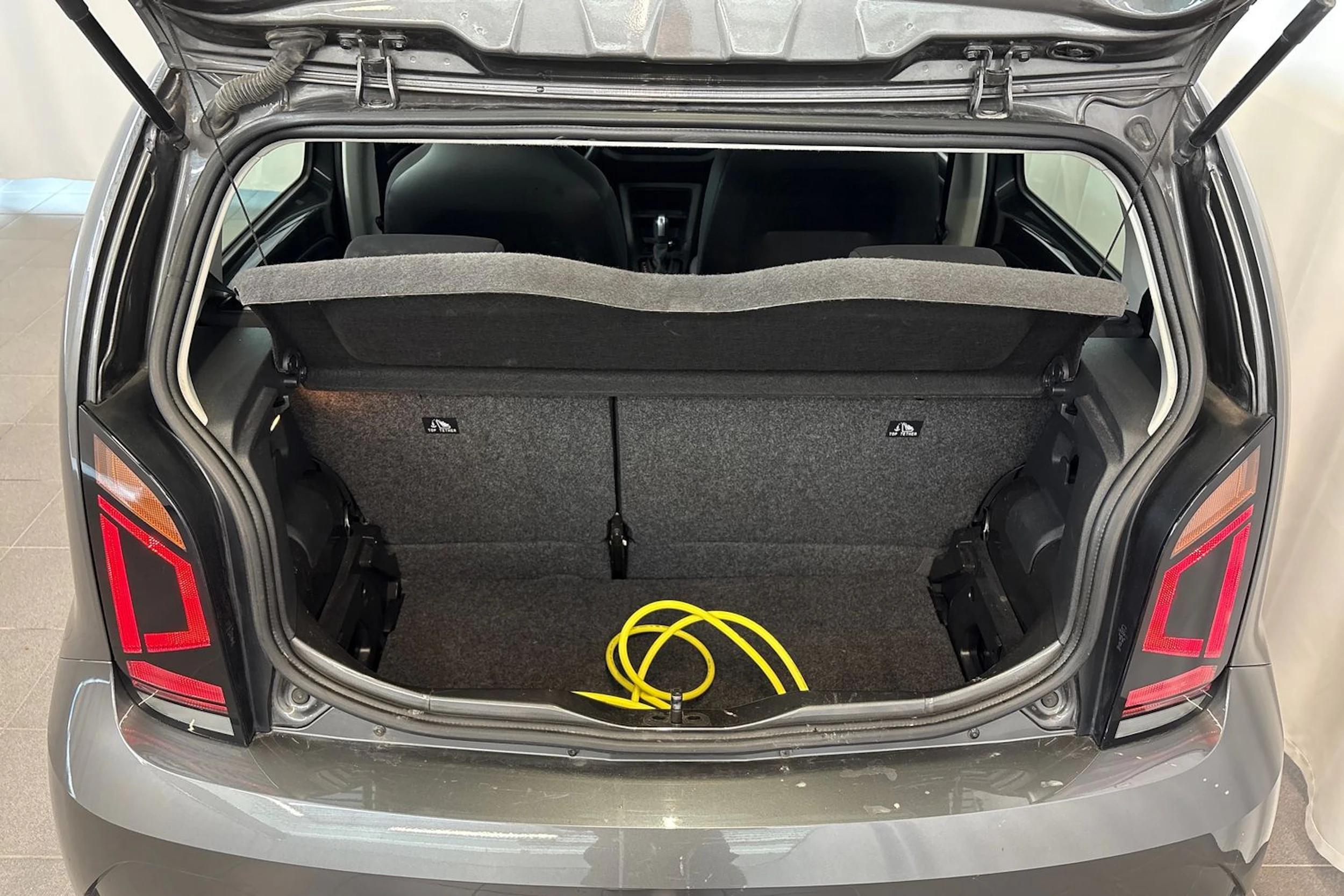 harmaa Volkswagen up! 2023 kuva 17.