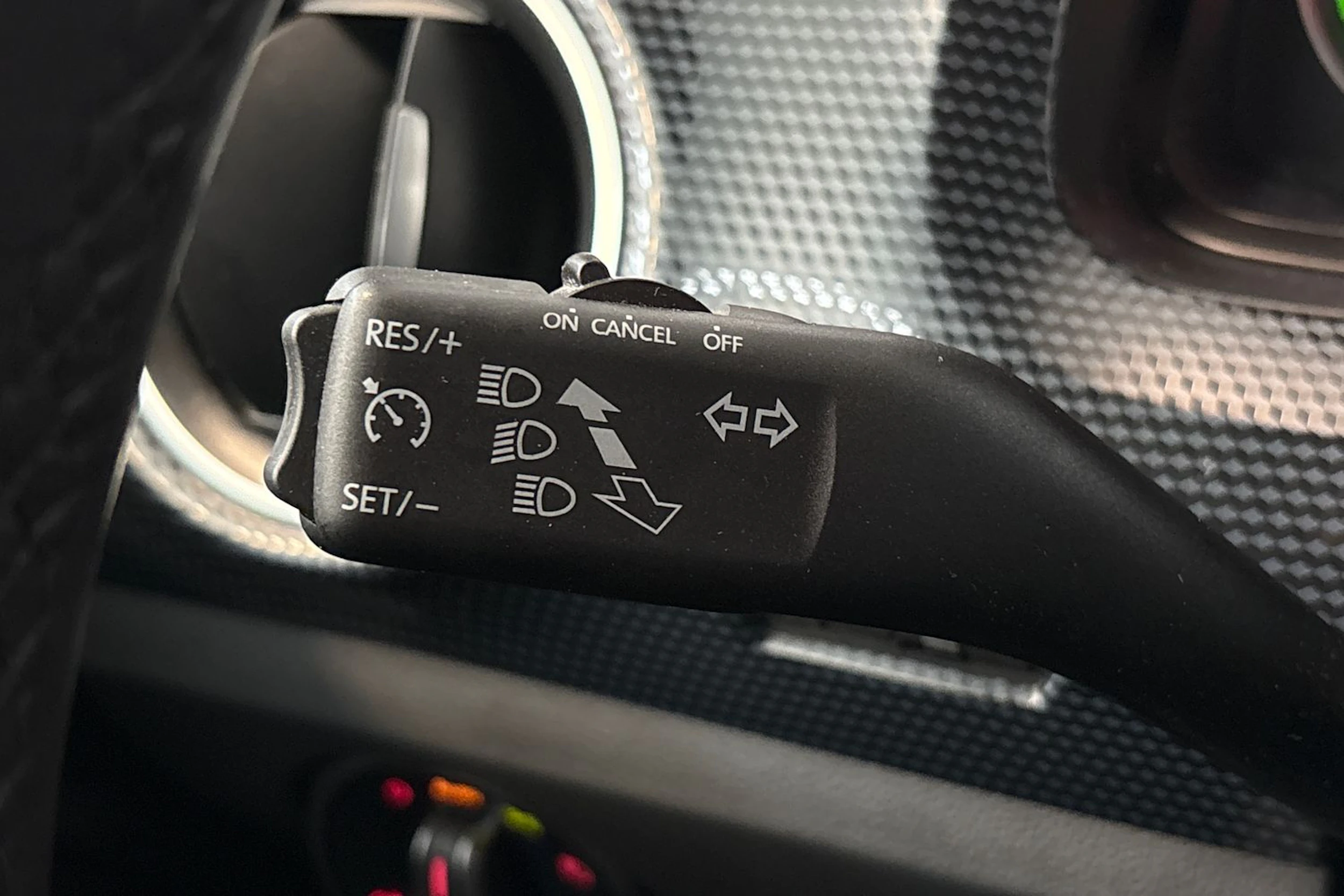 harmaa Volkswagen up! 2023 kuva 28.
