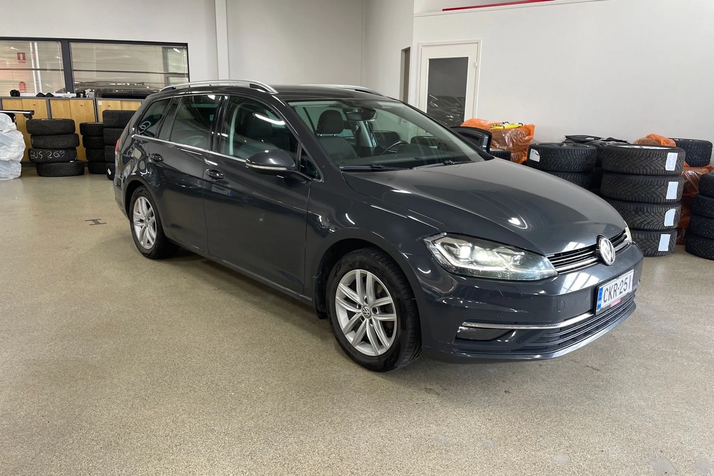 Harmaa Volkswagen Golf 2017 kuva 5.