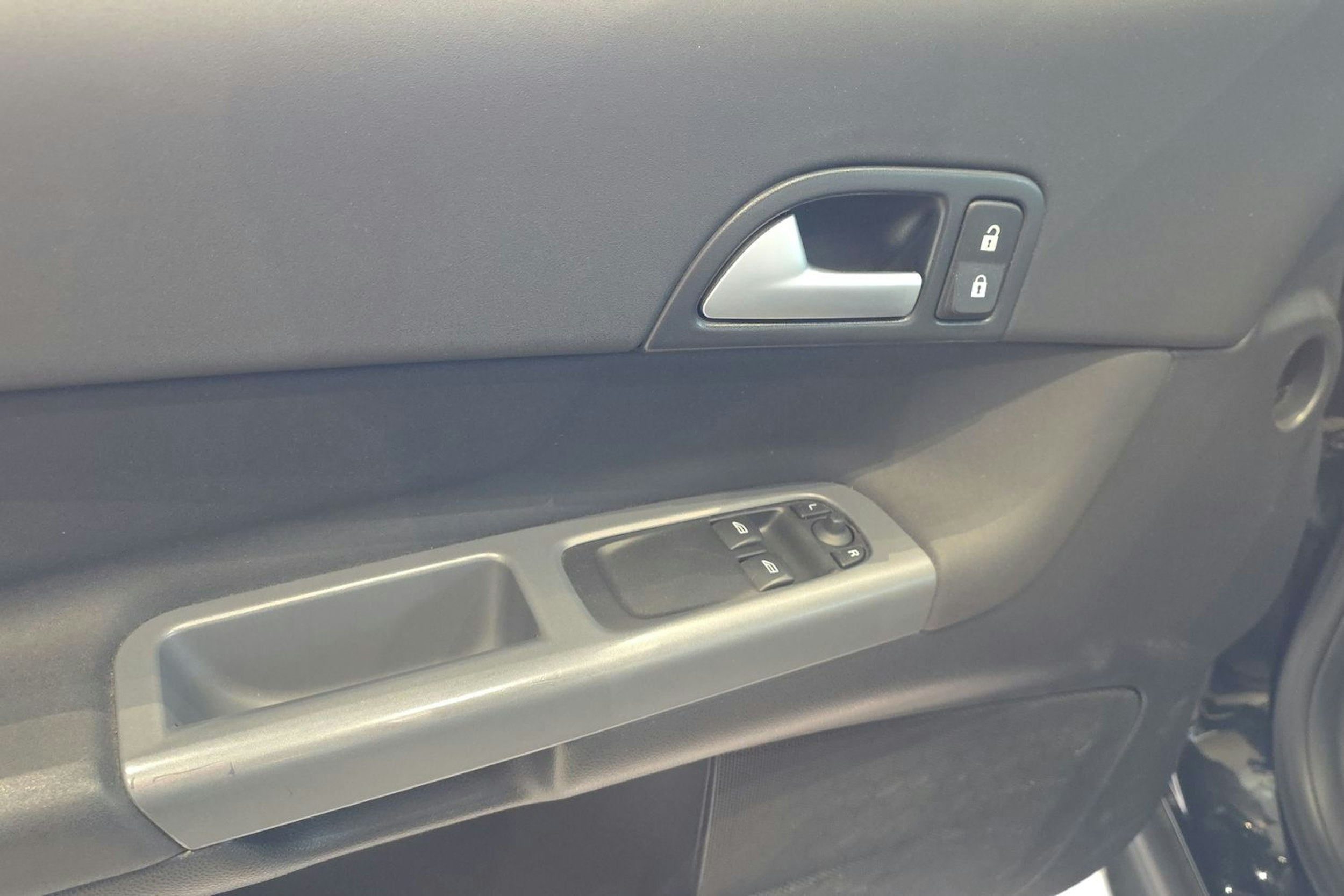 musta Volvo C30 2010 kuva 17.