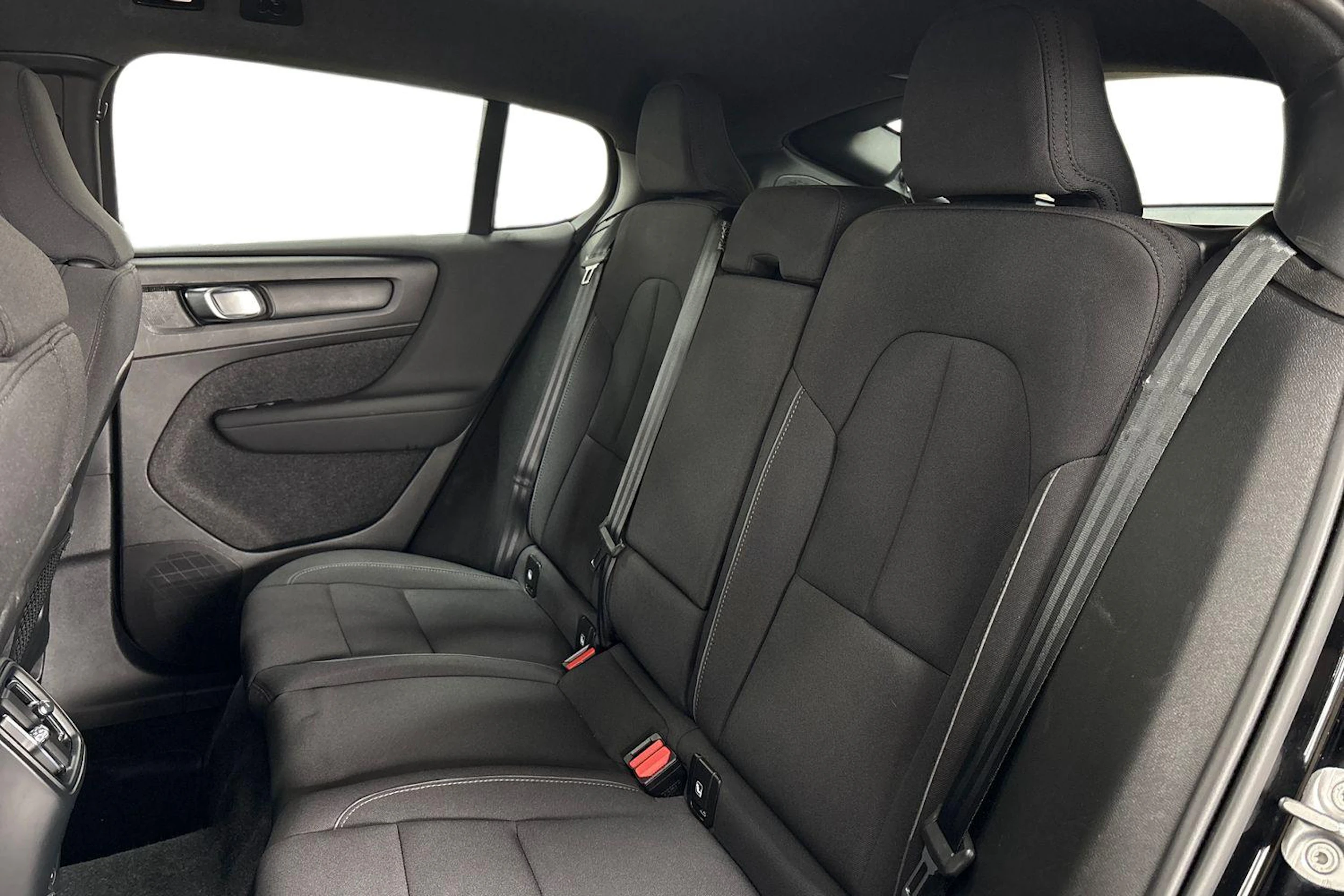 Musta Volvo C40 2023 kuva 8.