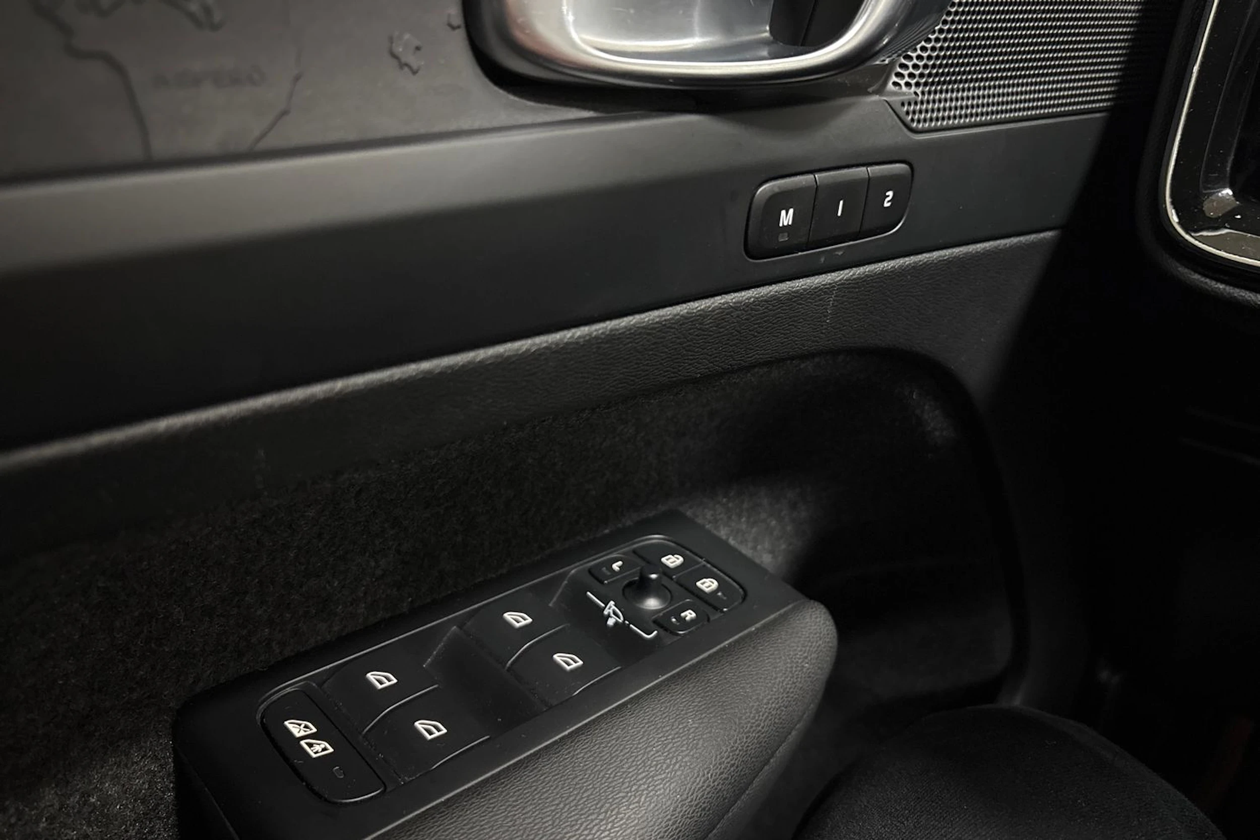 Musta Volvo C40 2023 kuva 16.