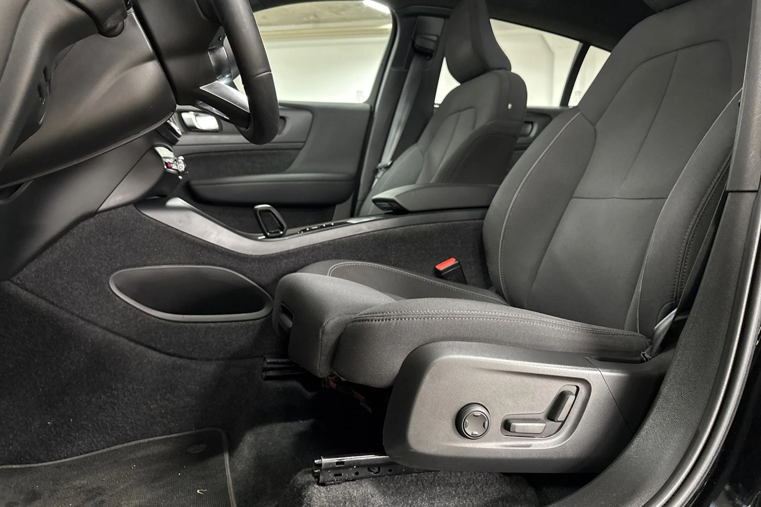 Musta Volvo C40 2023 kuva 18.